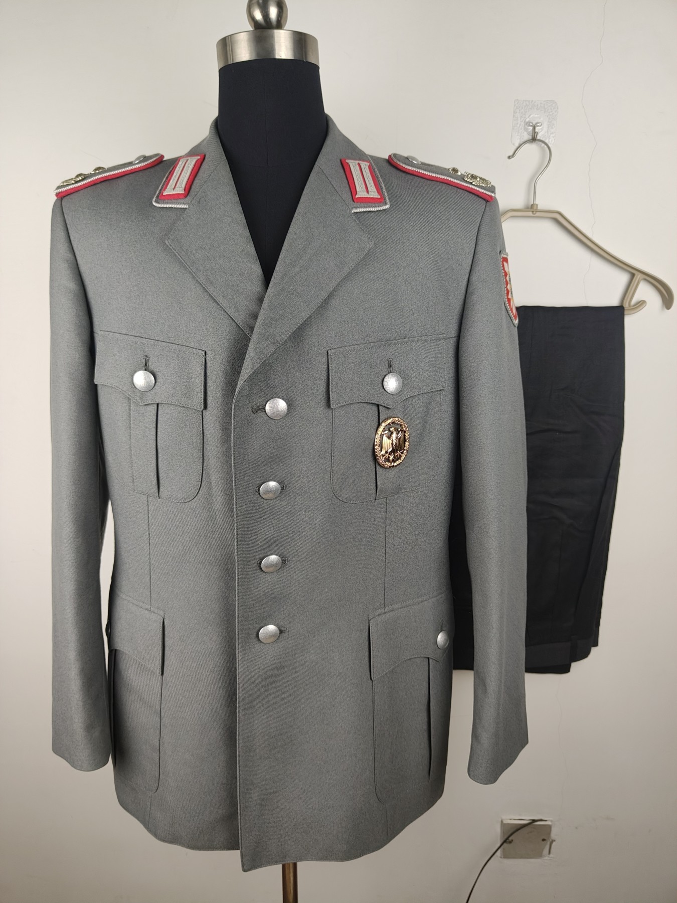 全场0元起拍 第150期 咸鱼国勋章拍卖专场 4月24日（周三）下午6：00开始 西德军官装甲兵中校常服一套 胸围108 肩宽46 衣长79 袖长75 腰围84 裤长110