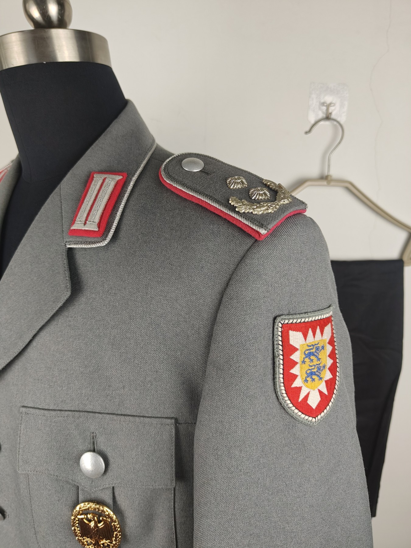 全场0元起拍 第150期 咸鱼国勋章拍卖专场 4月24日（周三）下午6：00开始 西德军官装甲兵中校常服一套 胸围108 肩宽46 衣长79 袖长75 腰围84 裤长110