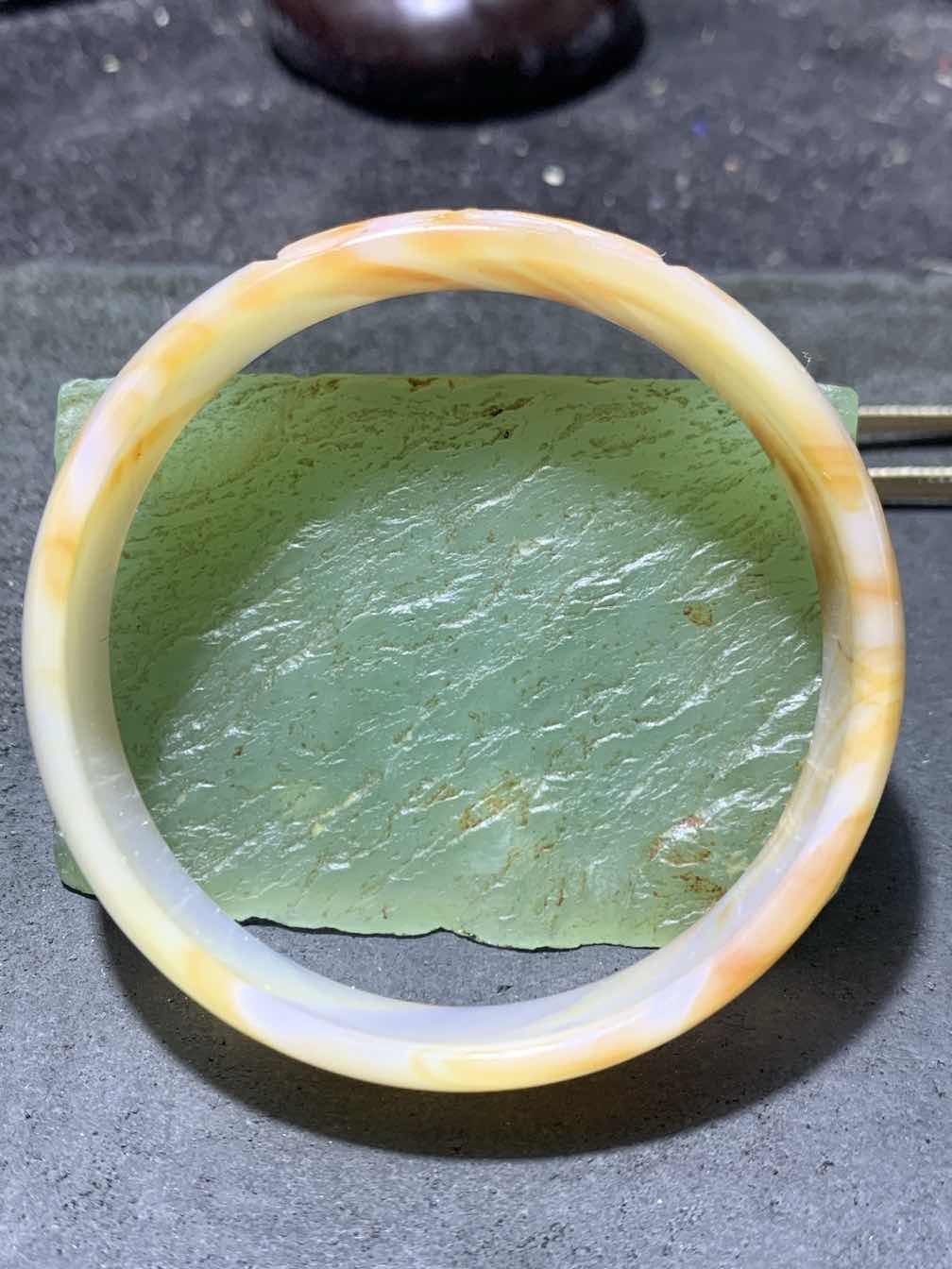 精美亚光高玉化巴西玛瑙手工俏色巧雕蝴蝶手镯一只！