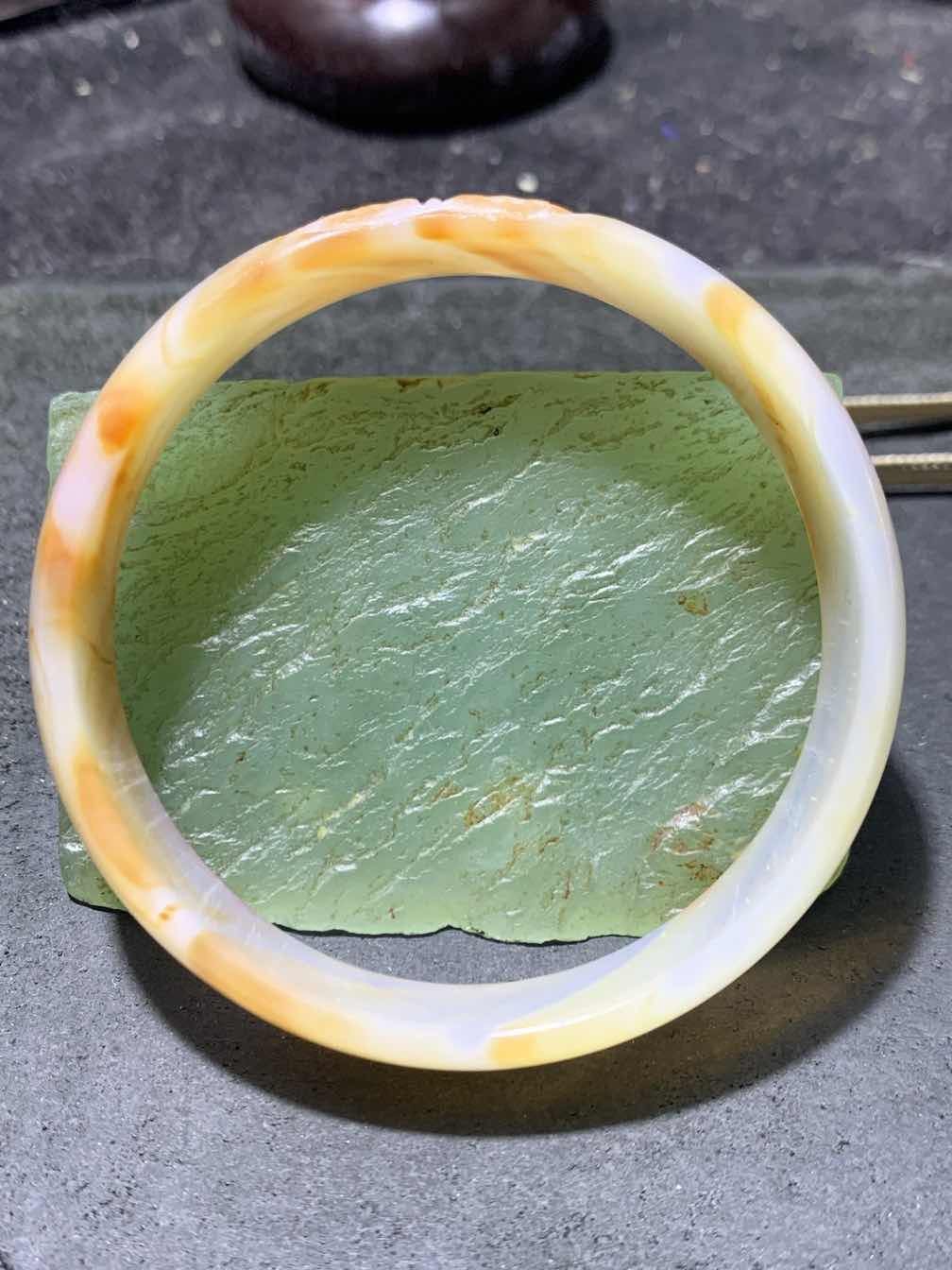 精美亚光高玉化巴西玛瑙手工俏色巧雕蝴蝶手镯一只！