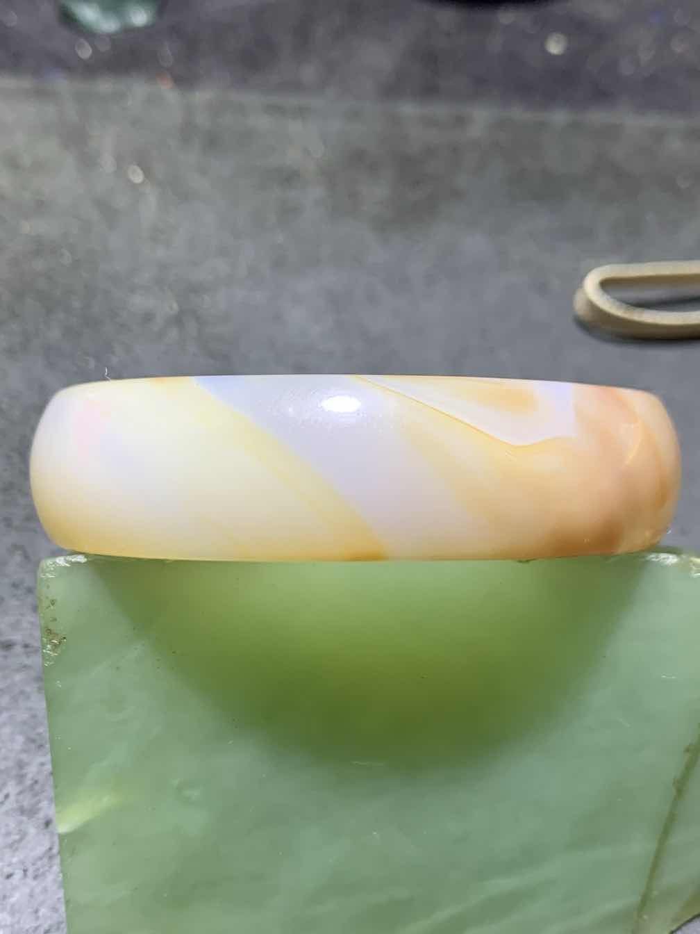 精美亚光高玉化巴西玛瑙手工俏色巧雕蝴蝶手镯一只！