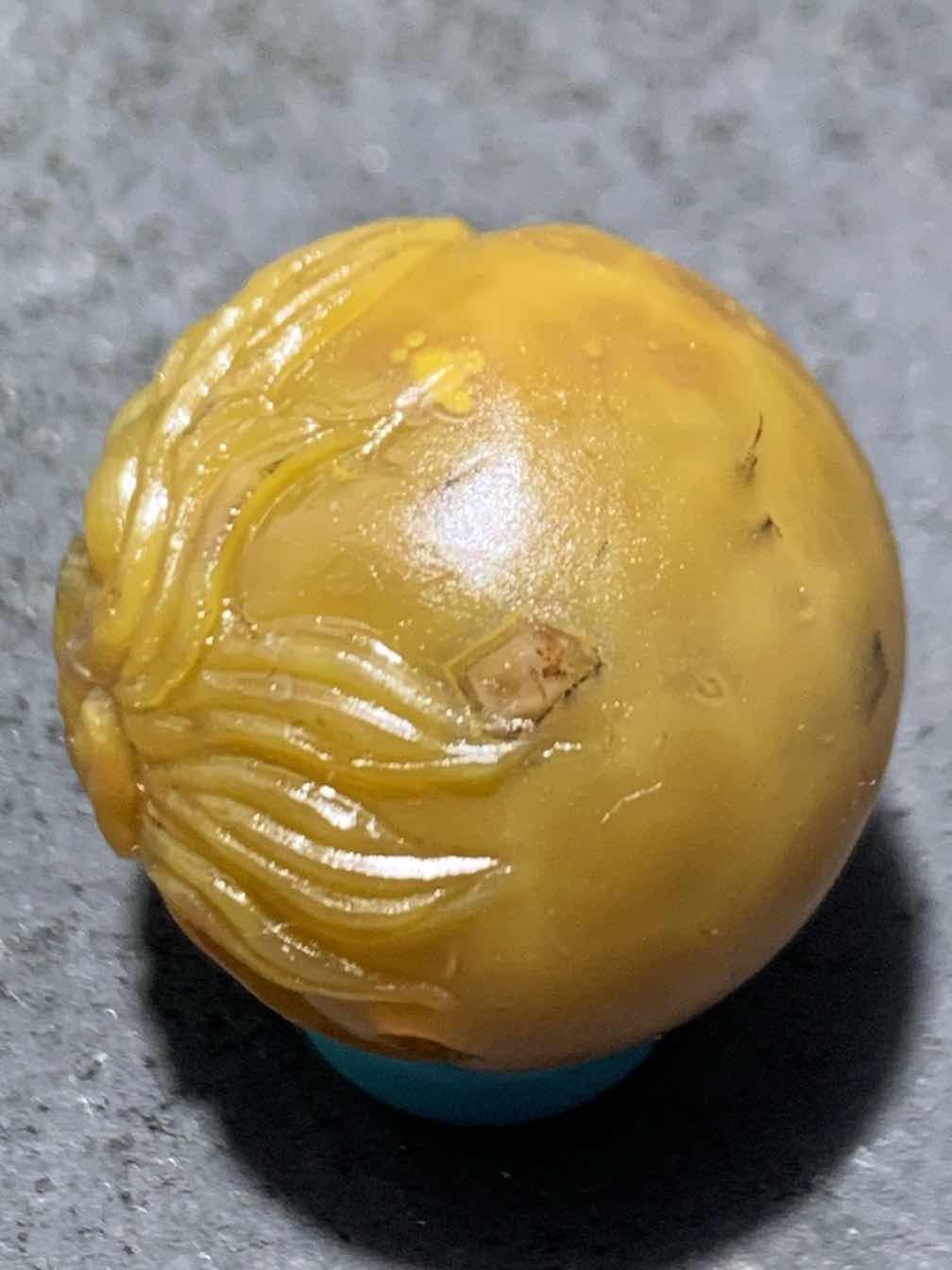精美亚光高玉化黄金色战国红玛瑙手工雕刻钟馗圆珠一个，