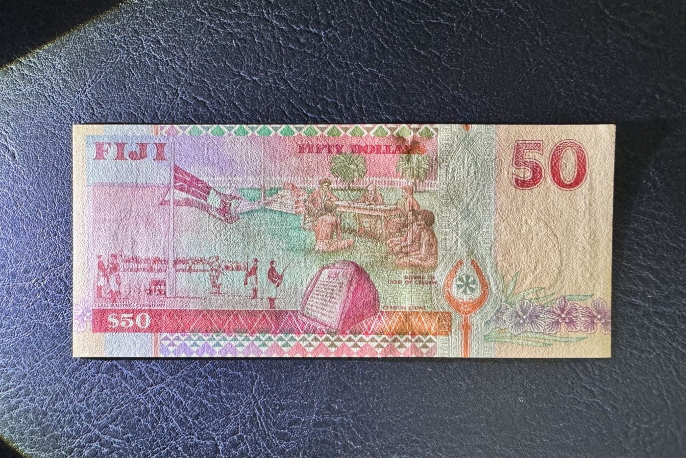 收藏联盟Quantum Auction 第340期拍卖  斐济群岛1996年50元初版  品相全新UNC 号码无47且为888豹子号身 该版最大面值 初版用色更深