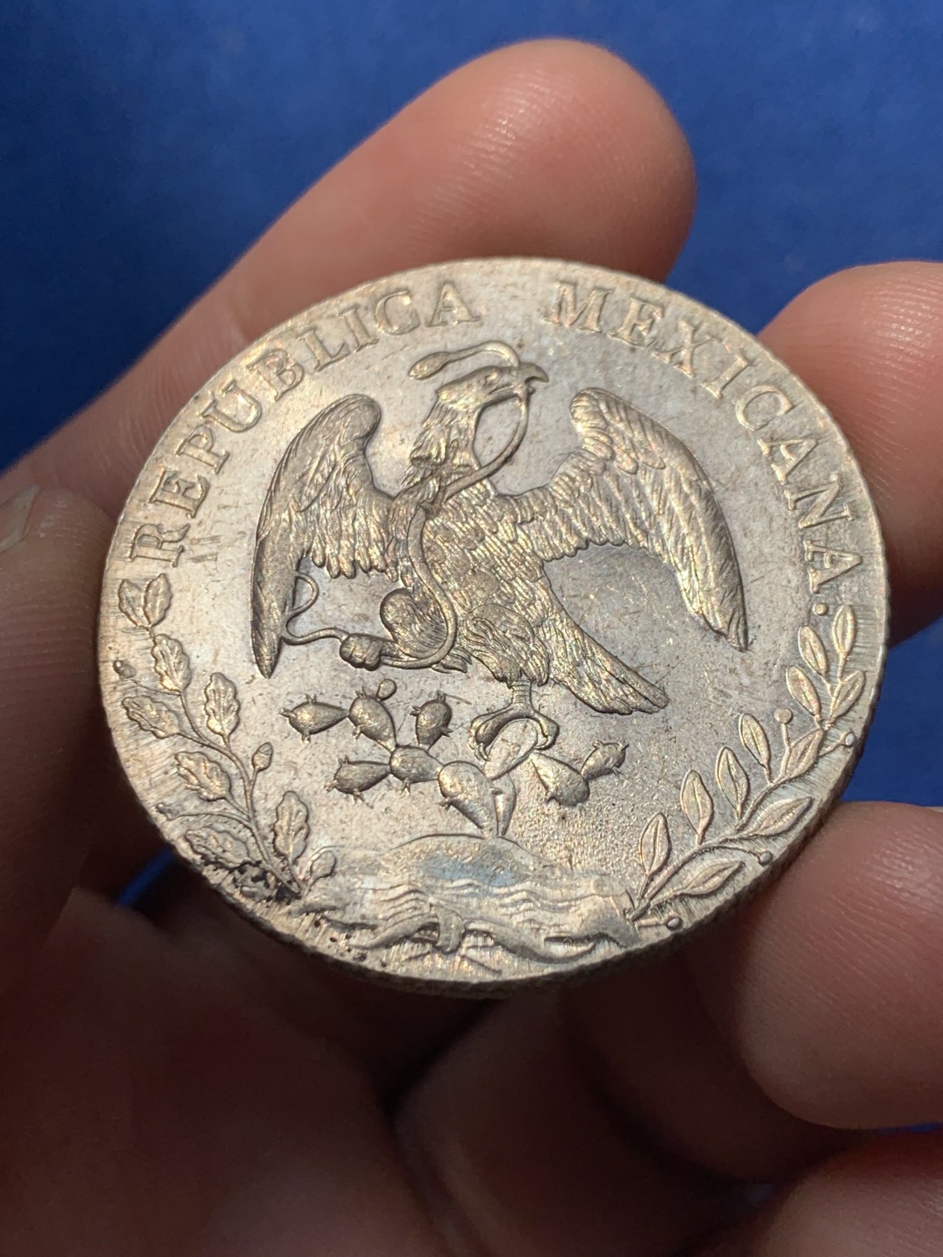 《竞宝斋》第260场-周日，周一，周二 3场连拍 (全场包邮) 1890年墨西哥8R鹰洋银币 带转光 鹰脖子上有戳 细节见图