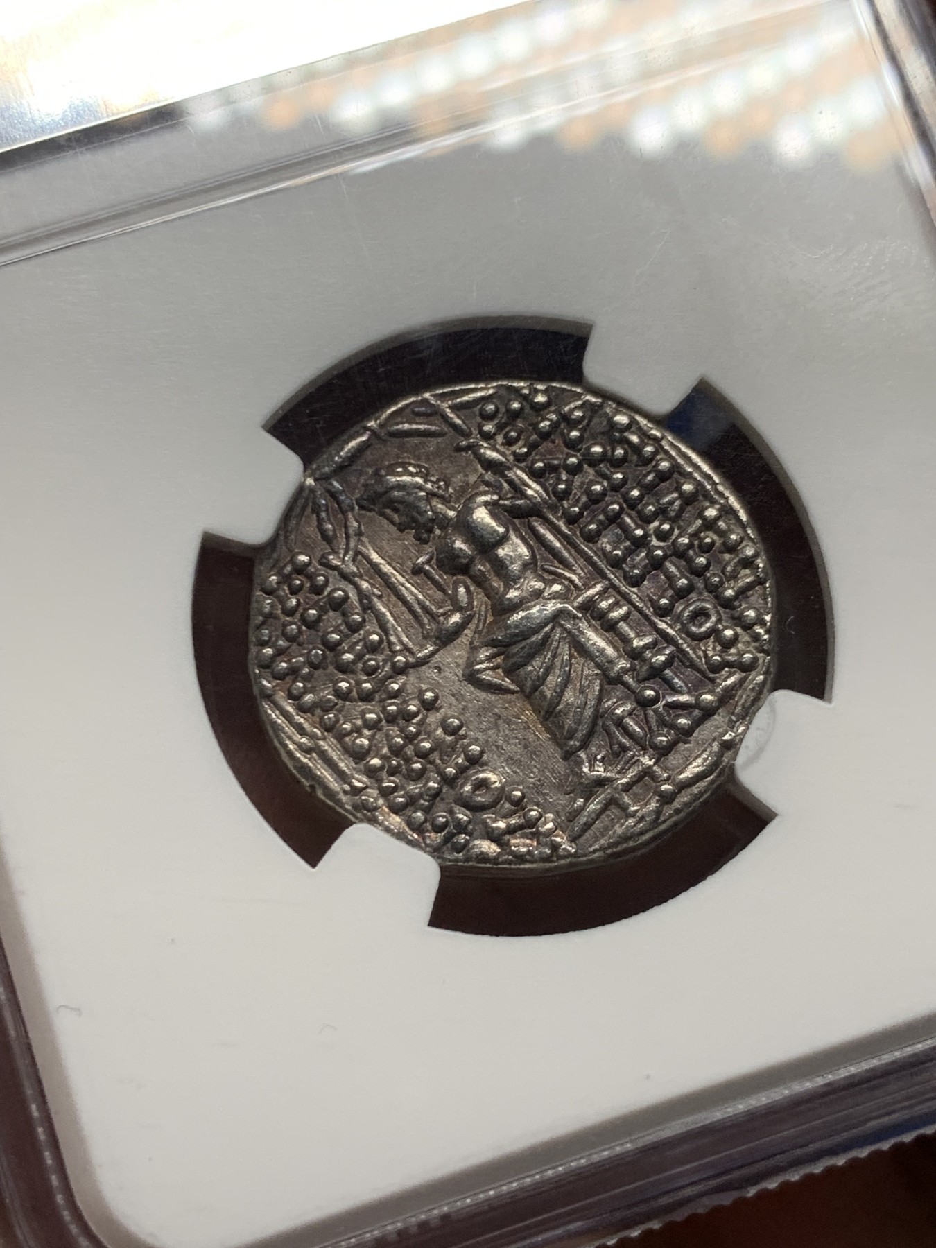 《竞宝斋》第260场-周日，周一，周二 3场连拍 (全场包邮) NGC 古典币评级 AU 古希腊塞琉古帝国腓力一世宙斯站像四德拉克马大银币 17克左右的大规格 打制清晰 高点无磨损 细节见图