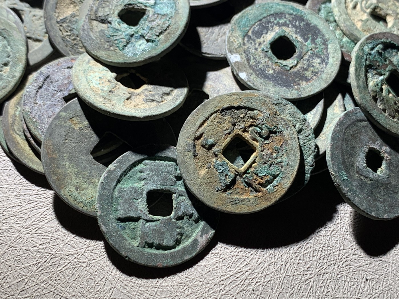 《竞宝斋》第260场-周日，周一，周二 3场连拍 (全场包邮) 南北宋折钱95枚左右，包含许多宣和，到代绍兴，字口锈色俱佳，也有宣和大折三。漏裂不多，江西坑口，状态不错，细节见图。