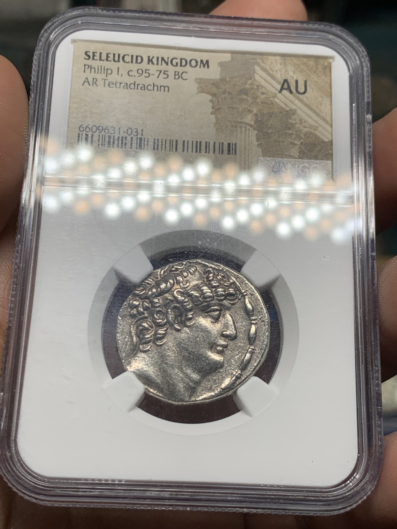 《竞宝斋》第260场-周日，周一，周二 3场连拍 (全场包邮) NGC 古典币评级 AU 古希腊塞琉古帝国腓力一世宙斯站像四德拉克马大银币 17克左右的大规格 打制清晰 高点无磨损 细节见图