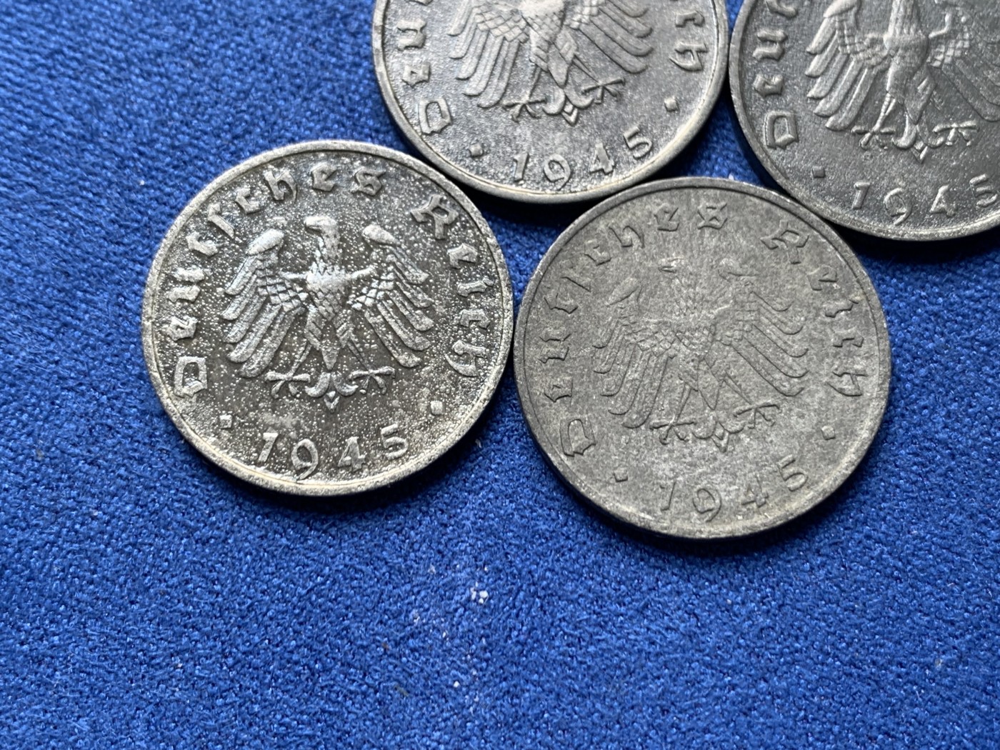 《竞宝斋》第260场-周日，周一，周二 3场连拍 (全场包邮) 4枚一组 德国二战后盟军占领1945年10芬妮拔毛鹰锌币 其中3枚看着像有漆 细节见图