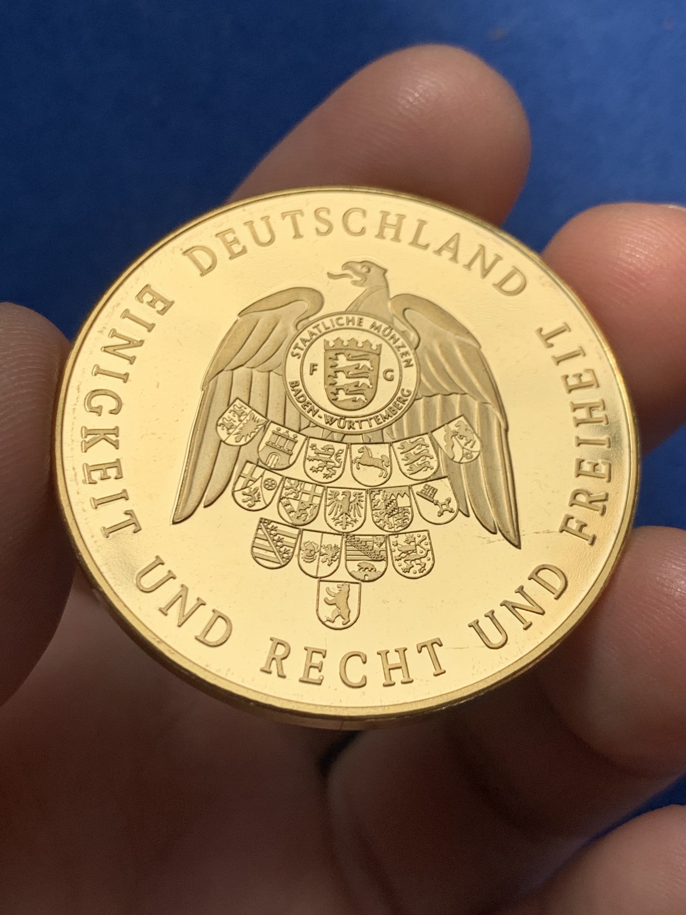 《竞宝斋》第260场-周日，周一，周二 3场连拍 (全场包邮) 德国赫尔穆特·施密特第五届联邦总理镀金纪念章