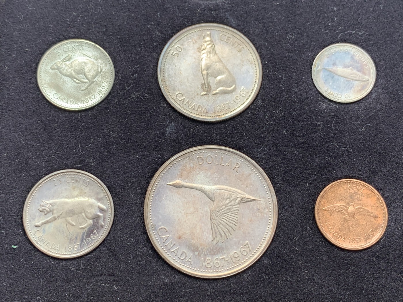 《竞宝斋》第260场-周日，周一，周二 3场连拍 (全场包邮) 加拿大1967年纪念建国100周年6枚套币，其中四枚银币，带原盒包装