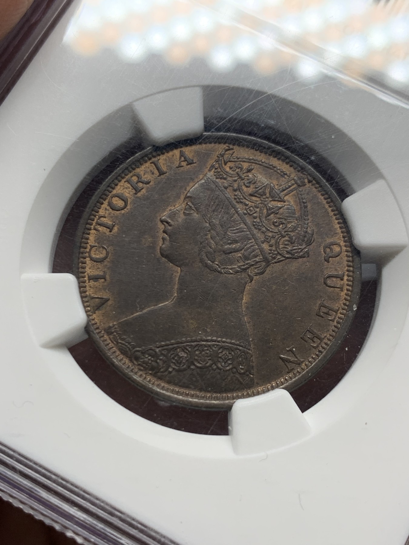 《竞宝斋》第260场-周日，周一，周二 3场连拍 (全场包邮) NGC MS62BN 香港 1900H 维多利亚女王哥特像 一仙大铜币 巧克力包浆 状态不错