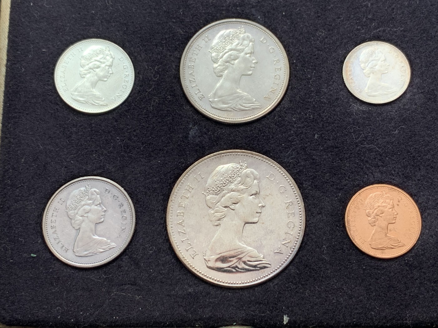 《竞宝斋》第260场-周日，周一，周二 3场连拍 (全场包邮) 加拿大1967年纪念建国100周年6枚套币，其中四枚银币，带原盒包装