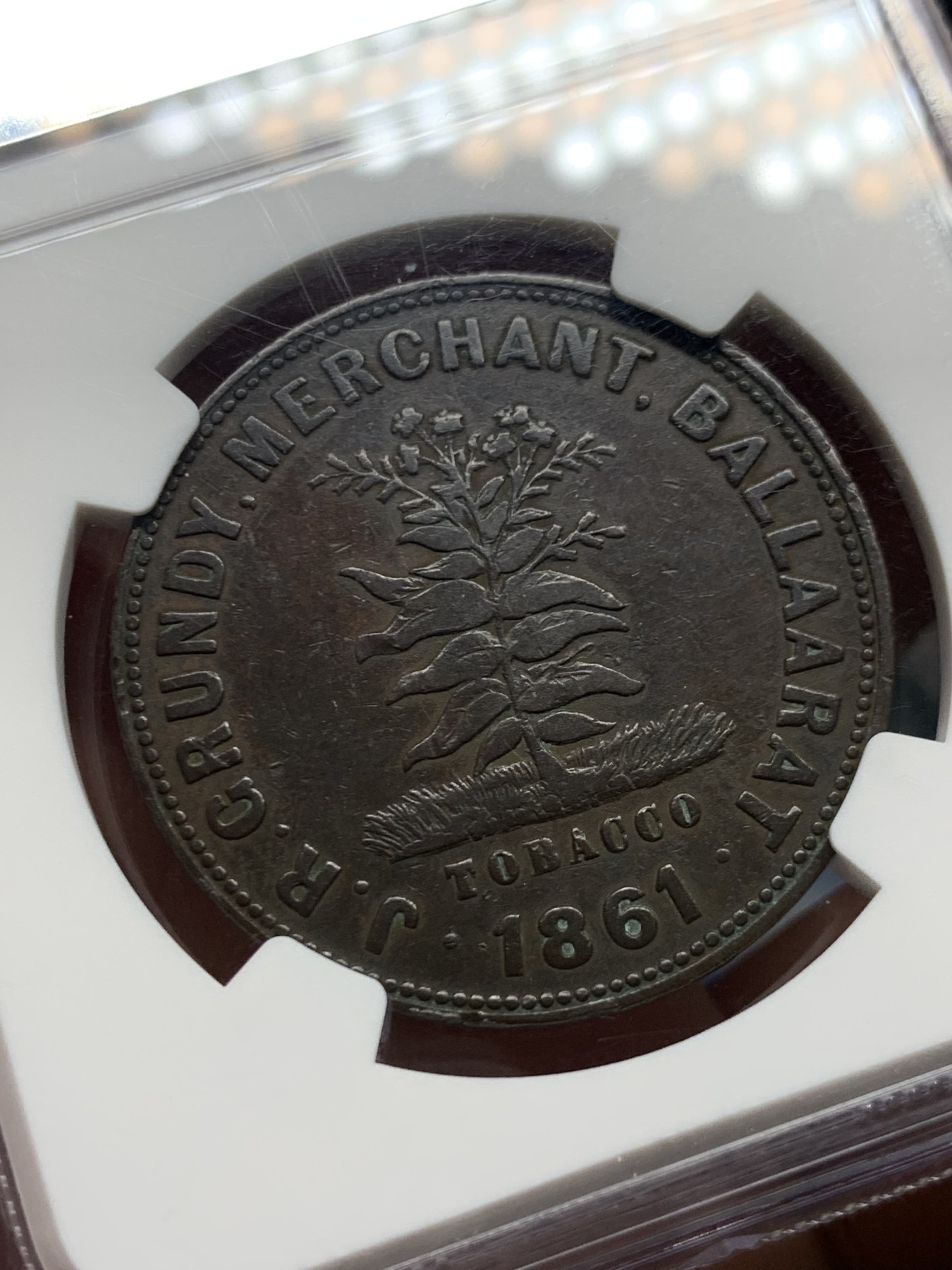 《竞宝斋》第260场-周日，周一，周二 3场连拍 (全场包邮) NGC VFD 英属澳大利亚烟草1便士代币 由伯明翰 Heaton & Sons 铸造。由巴拉瑞特烟草商人 JR 格伦迪 (JR Grundy) 发行，1861 年。约翰·R·格伦迪 (John R. Grundy) 于 1855 年 1 月抵达墨尔本。1856 年，他在巴拉瑞特开设了一家烟草店，是该镇的主要烟草店。极其稀少的代币