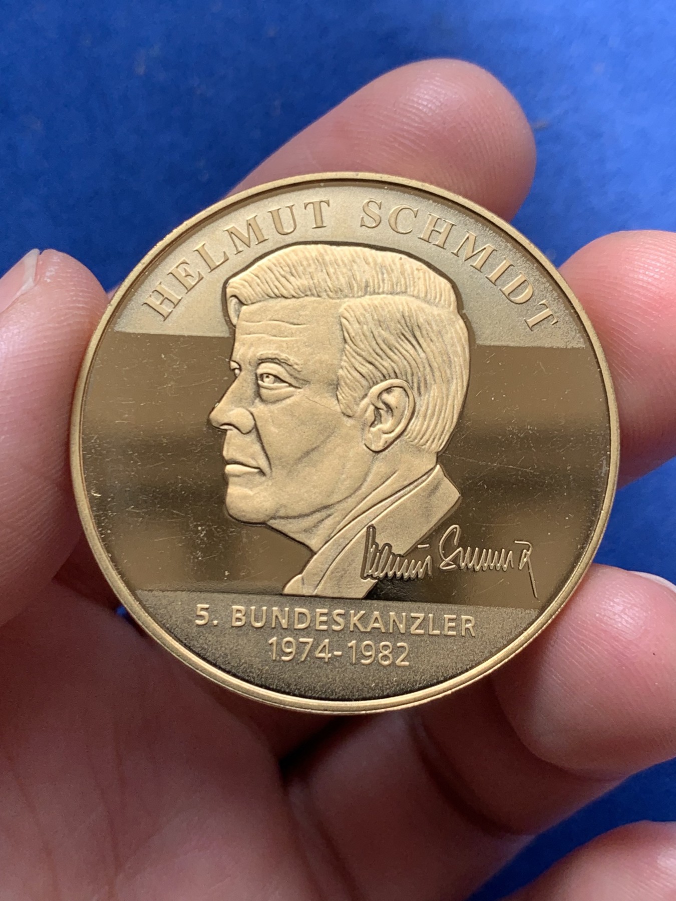 《竞宝斋》第260场-周日，周一，周二 3场连拍 (全场包邮) 德国赫尔穆特·施密特第五届联邦总理镀金纪念章