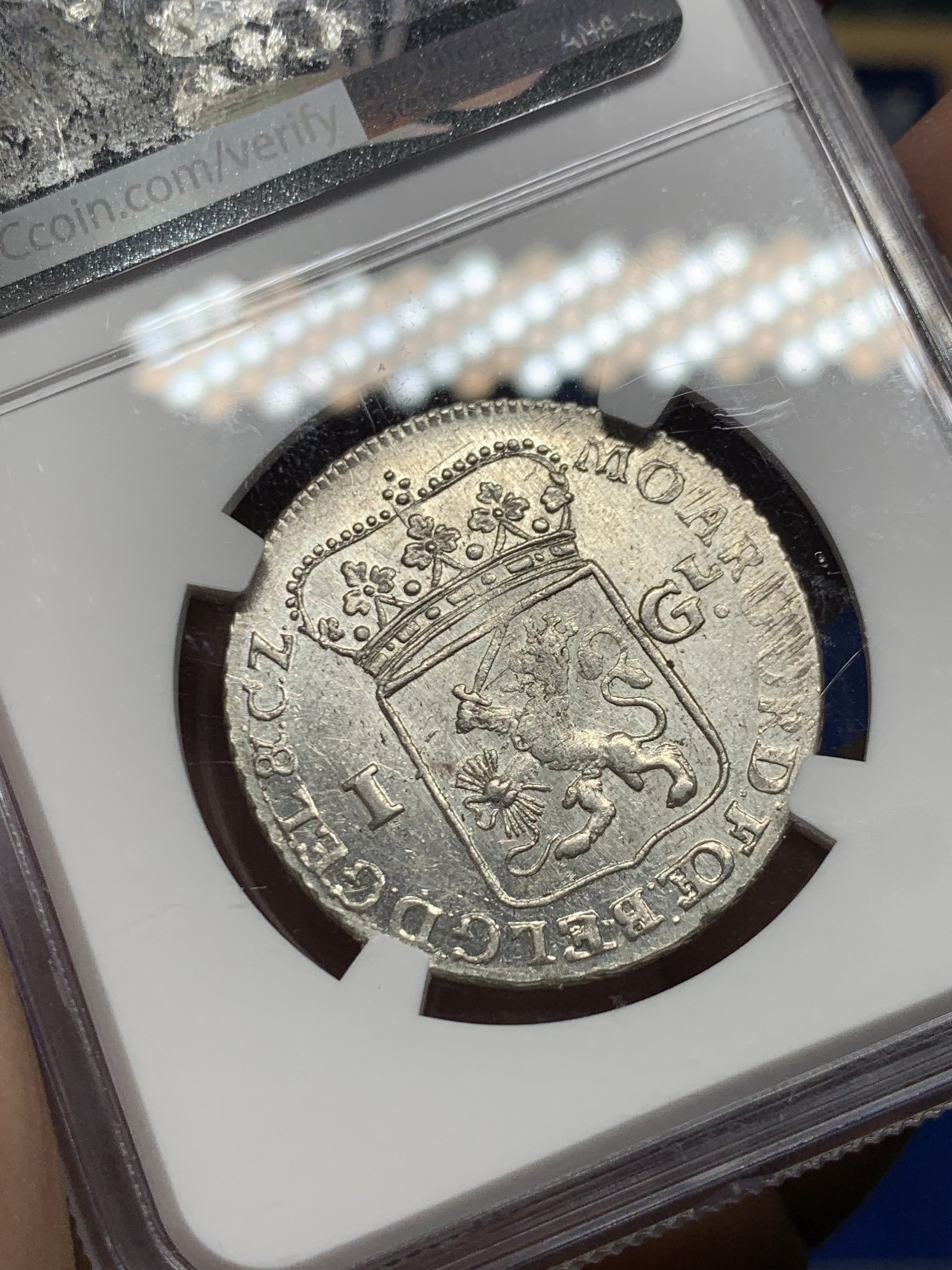 《竞宝斋》第260场-周日，周一，周二 3场连拍 (全场包邮) NGC A55 荷兰联省共和国1764年海尔德兰雅典娜1盾女神银币。站立的雅典娜女神，左手拄着罗马柱，右手持神杖 ，神杖上面盖着自由帽，非常漂亮，还有转光。