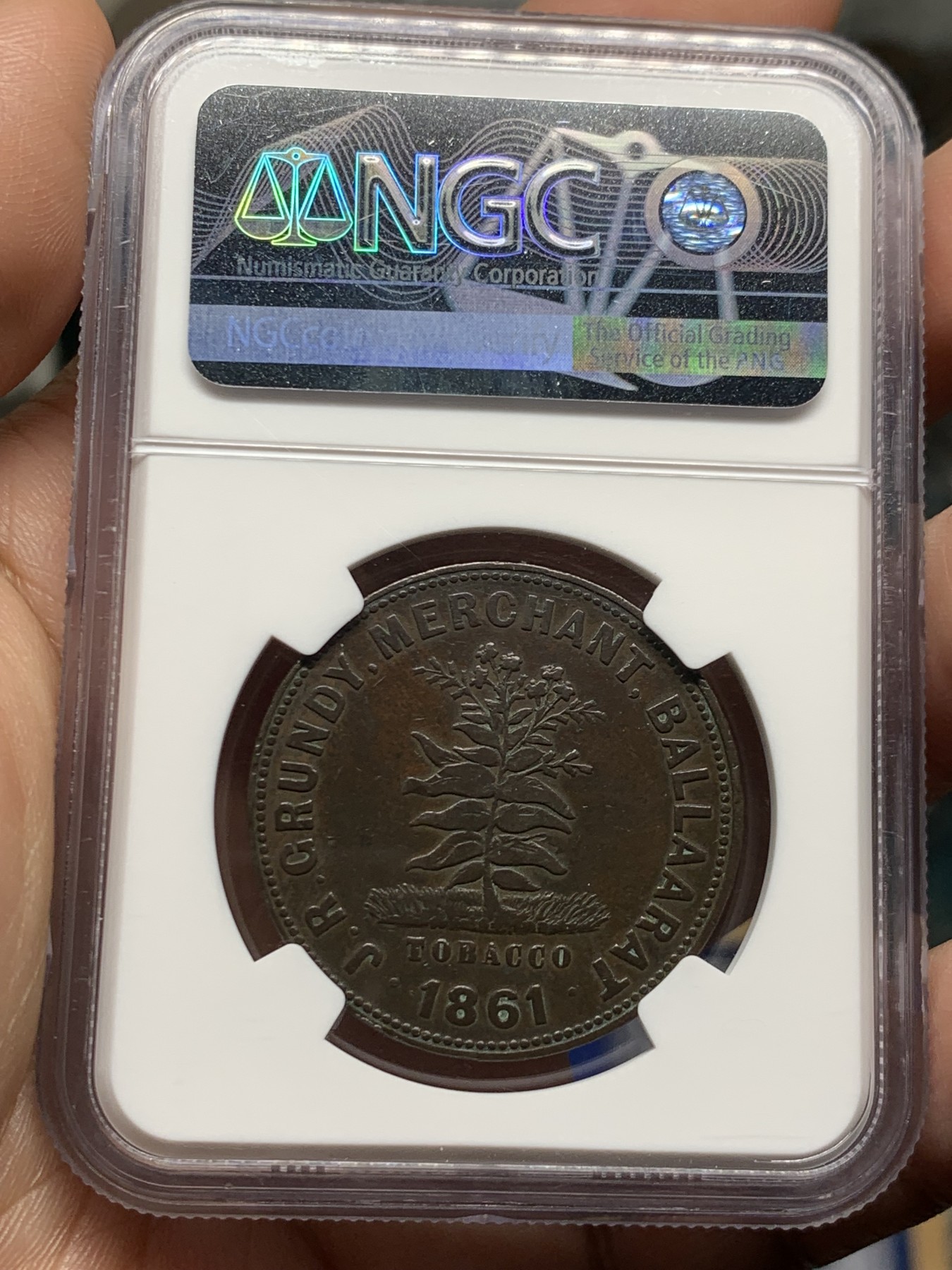 《竞宝斋》第260场-周日，周一，周二 3场连拍 (全场包邮) NGC VFD 英属澳大利亚烟草1便士代币 由伯明翰 Heaton & Sons 铸造。由巴拉瑞特烟草商人 JR 格伦迪 (JR Grundy) 发行，1861 年。约翰·R·格伦迪 (John R. Grundy) 于 1855 年 1 月抵达墨尔本。1856 年，他在巴拉瑞特开设了一家烟草店，是该镇的主要烟草店。极其稀少的代币