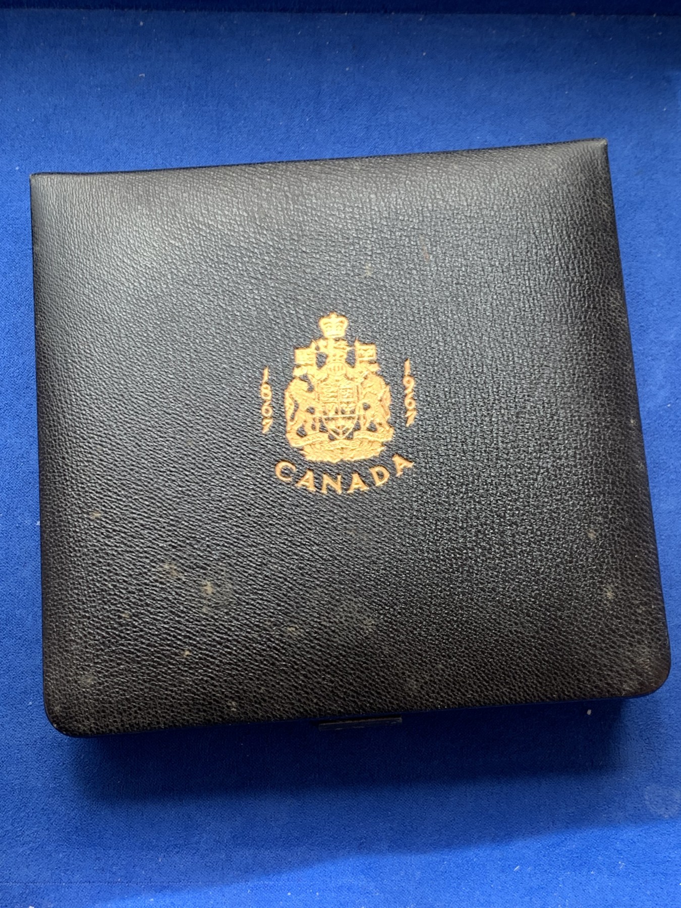 《竞宝斋》第260场-周日，周一，周二 3场连拍 (全场包邮) 加拿大1967年纪念建国100周年6枚套币，其中四枚银币，带原盒包装