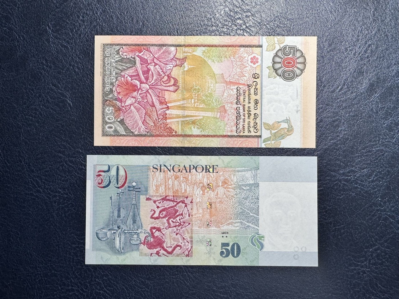 收藏联盟Quantum Auction 第340期拍卖  斯里兰卡2004年500卢比和新加坡2013年50元纸质版 品相全新UNC