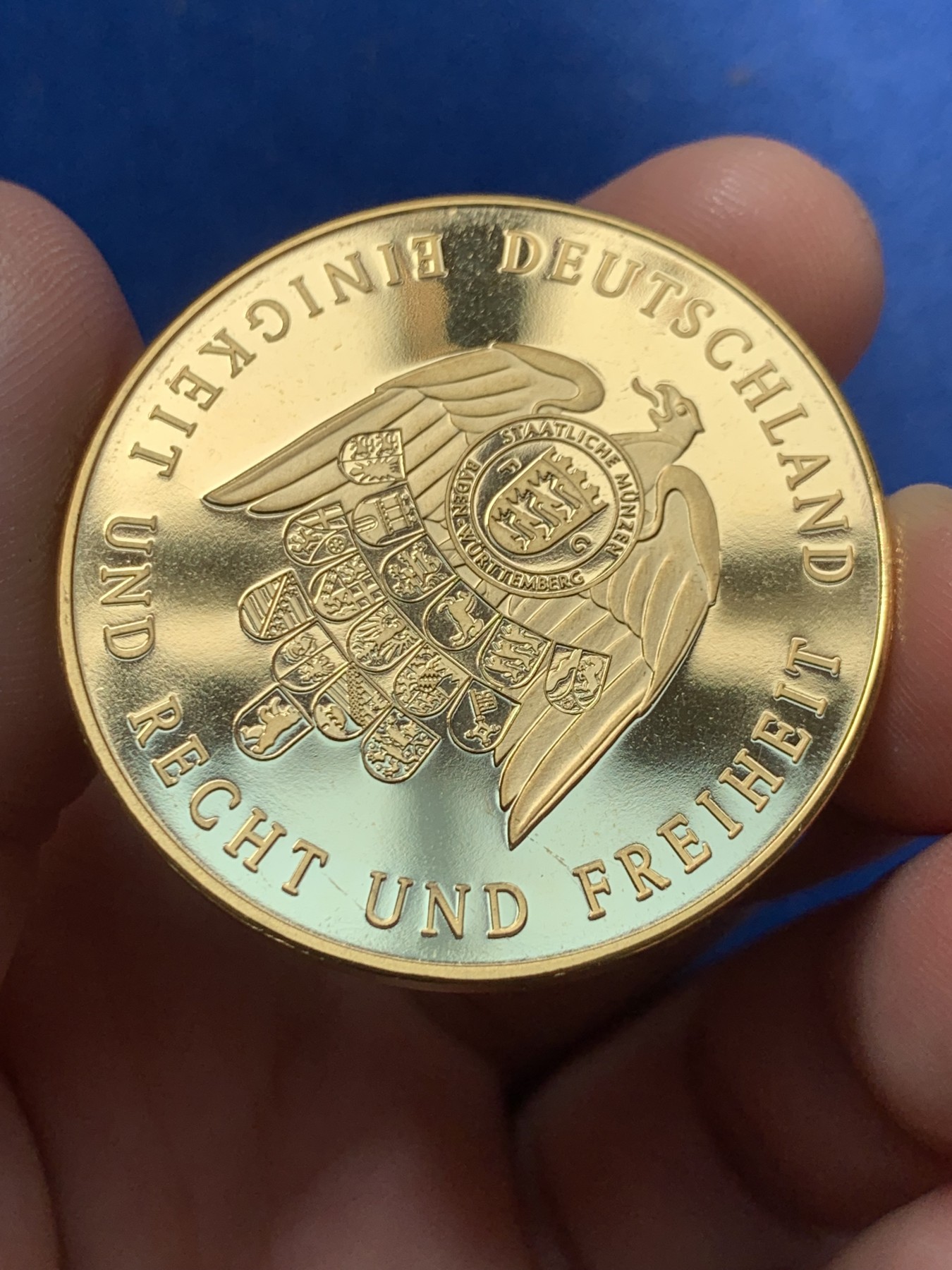 《竞宝斋》第260场-周日，周一，周二 3场连拍 (全场包邮) 德国赫尔穆特·施密特第五届联邦总理镀金纪念章