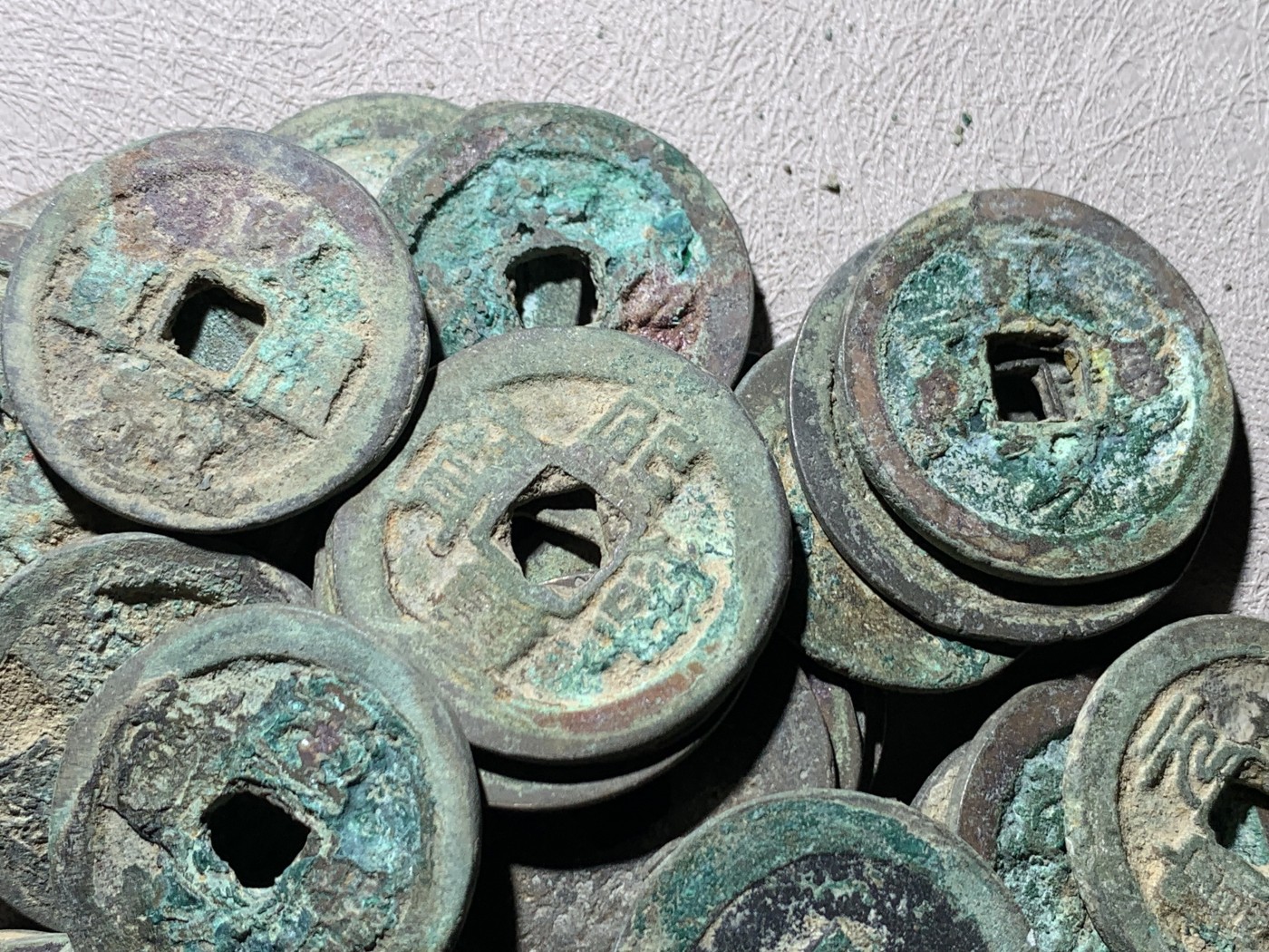 《竞宝斋》第260场-周日，周一，周二 3场连拍 (全场包邮) 南北宋折钱95枚左右，包含许多宣和，到代绍兴，字口锈色俱佳，也有宣和大折三。漏裂不多，江西坑口，状态不错，细节见图。