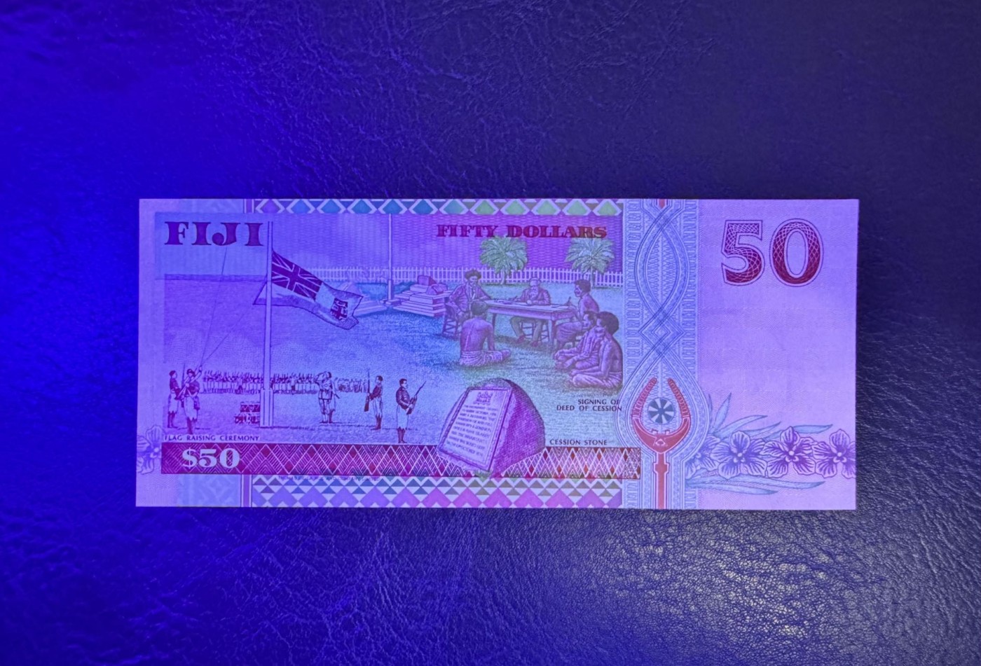收藏联盟Quantum Auction 第340期拍卖  斐济群岛1996年50元初版  品相全新UNC 号码无47且为888豹子号身 该版最大面值 初版用色更深