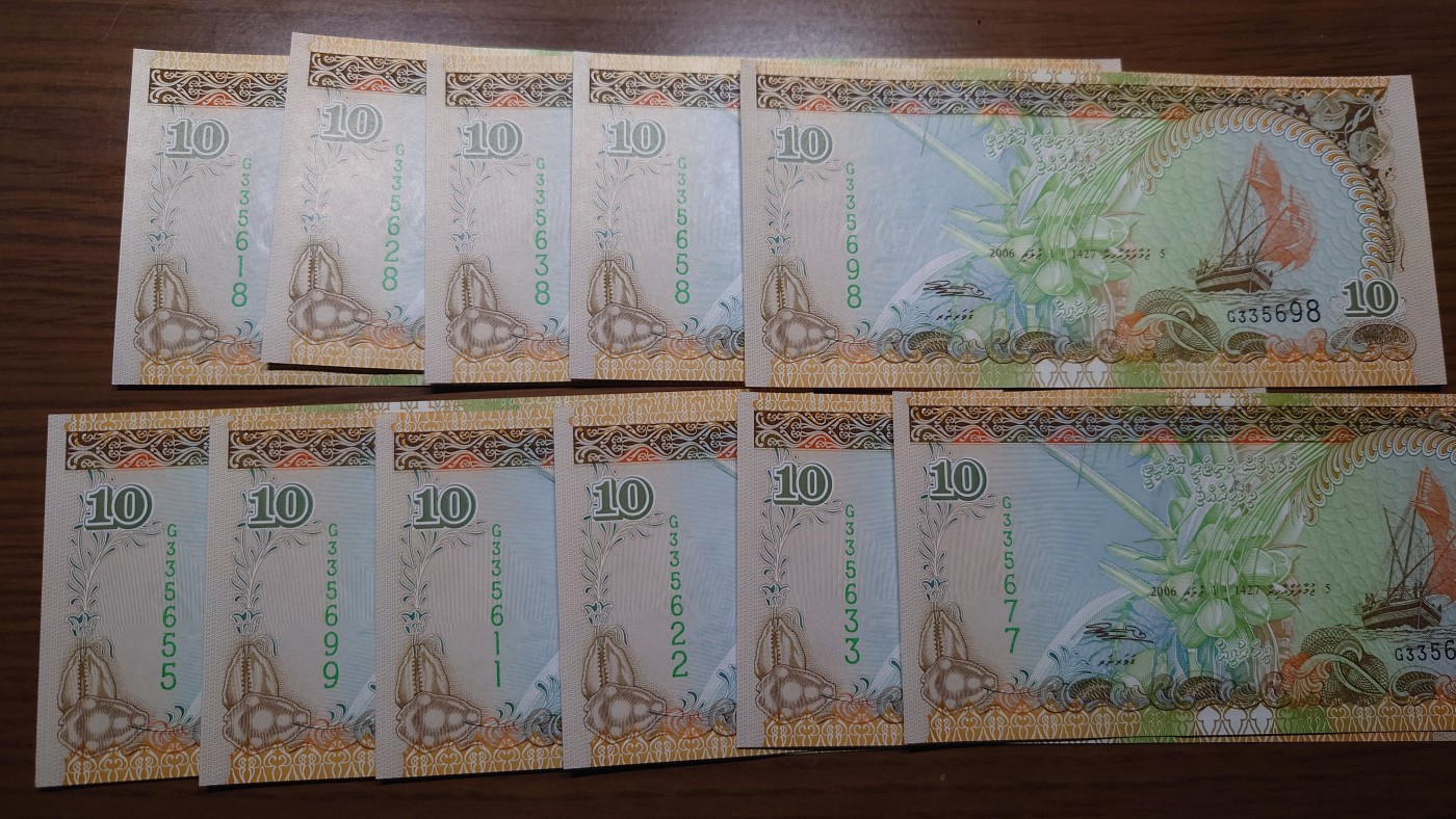 【世界钱币】精选微拍第102期暨2024年第13期  部分卖剩货品继续拍 2006年马尔代夫10拉菲亚 如图11张靓号为一件一起拍 全新绝品