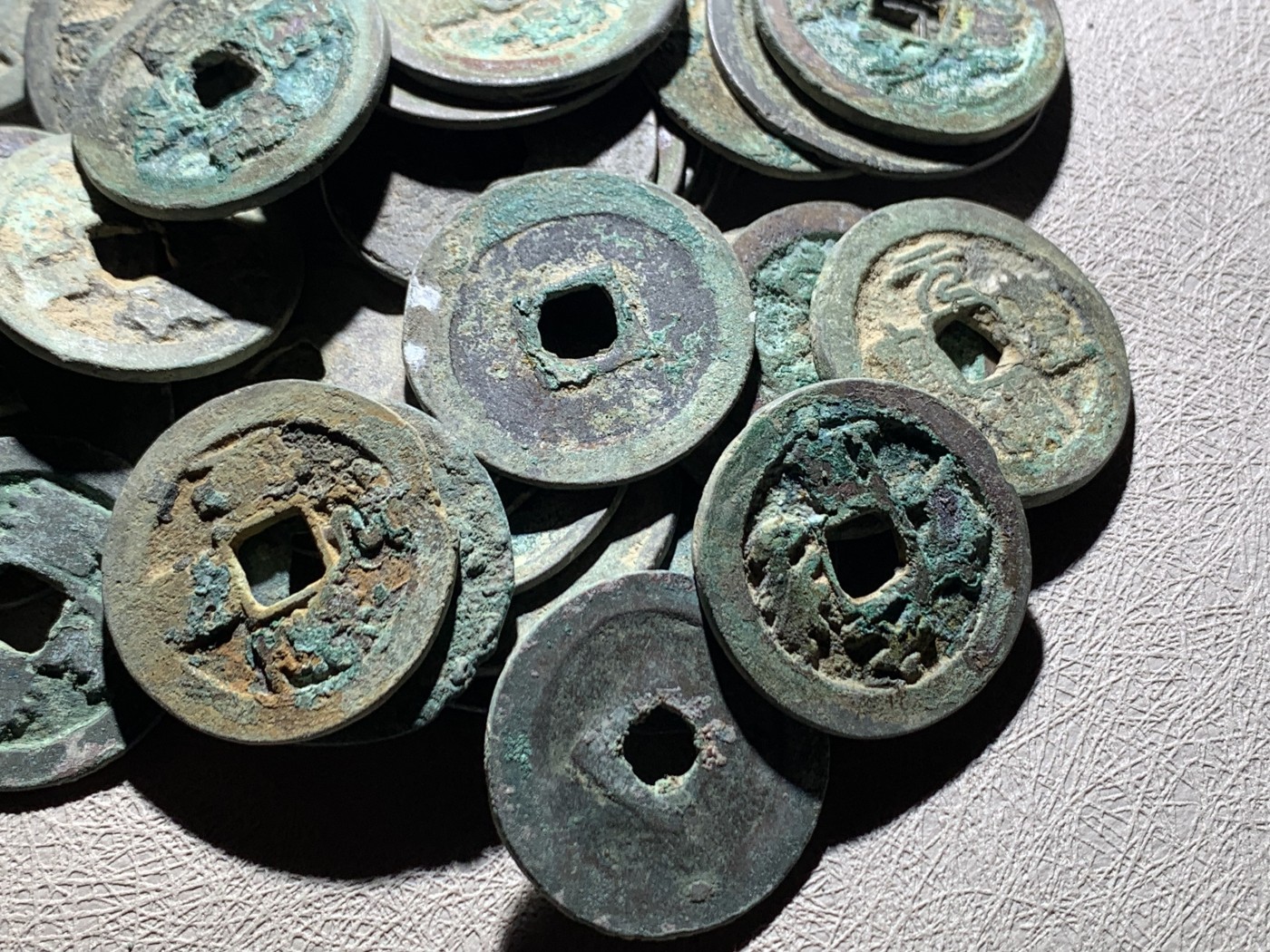 《竞宝斋》第260场-周日，周一，周二 3场连拍 (全场包邮) 南北宋折钱95枚左右，包含许多宣和，到代绍兴，字口锈色俱佳，也有宣和大折三。漏裂不多，江西坑口，状态不错，细节见图。