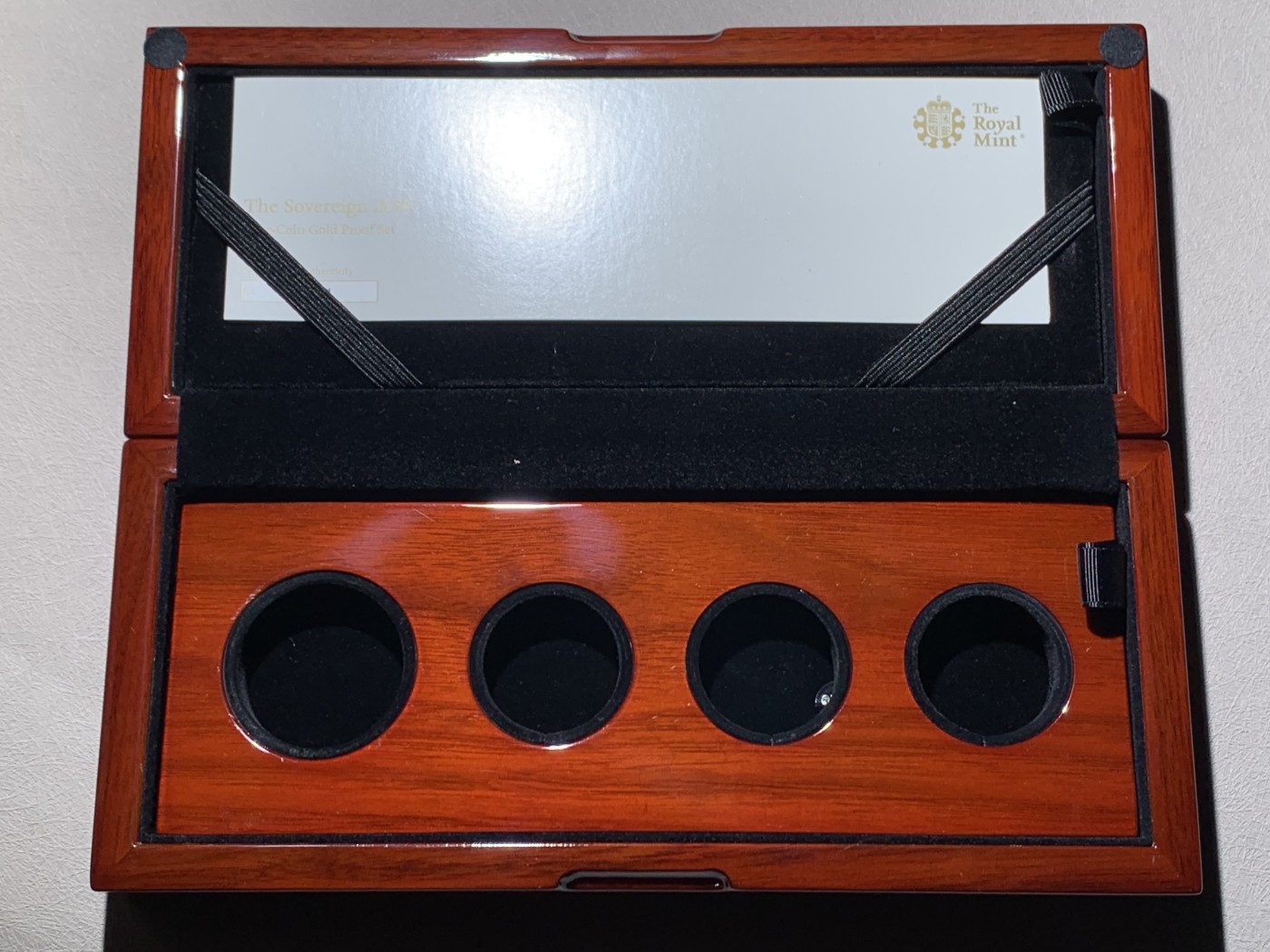 《竞宝斋》第260场-周日，周一，周二 3场连拍 (全场包邮) 4枚一套 NGC PF69-70 2020年英国乔三密印金马剑套装 带木质原盒 限量600套 总重近30克 917金 错过即无