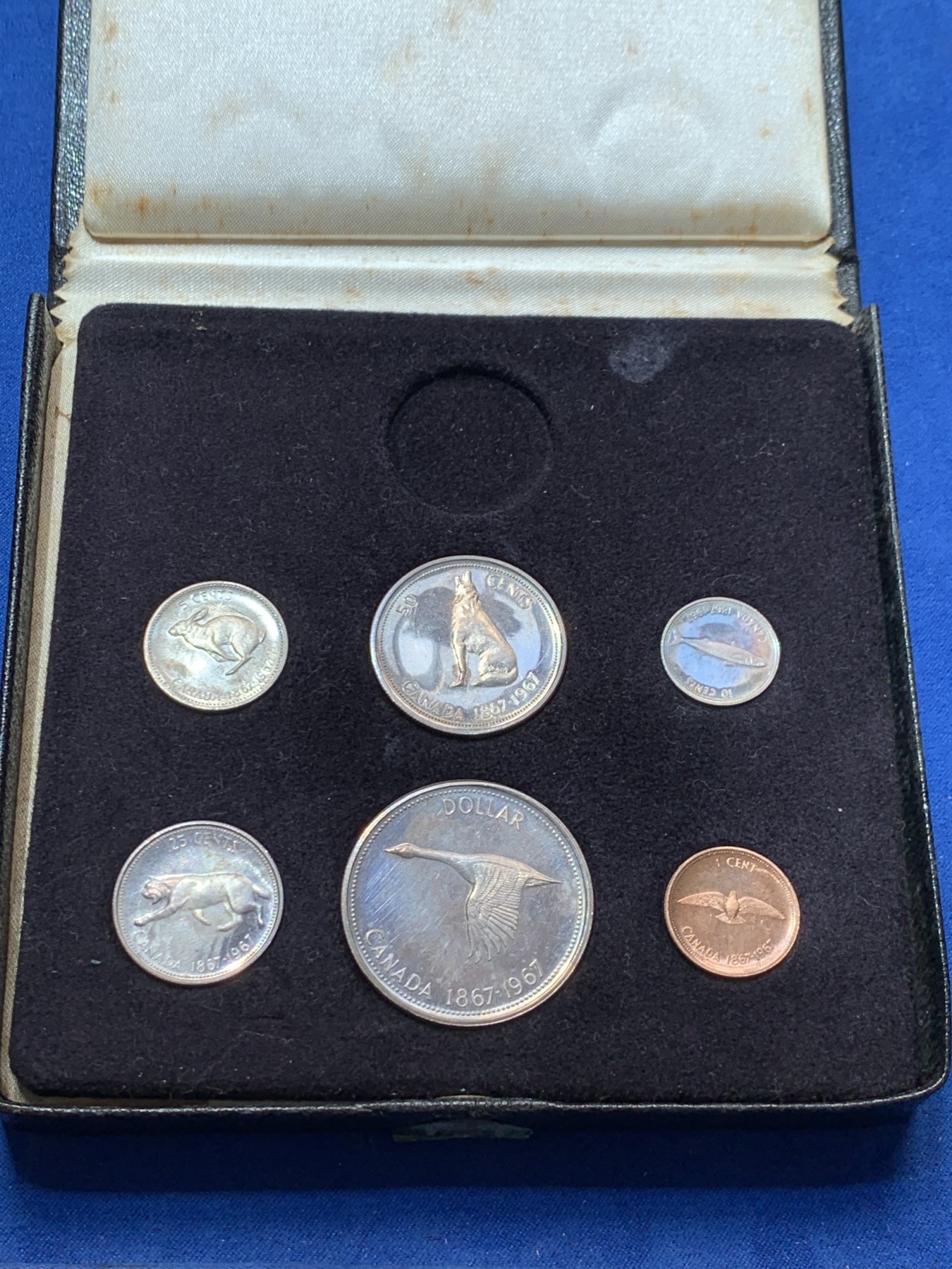 《竞宝斋》第260场-周日，周一，周二 3场连拍 (全场包邮) 加拿大1967年纪念建国100周年6枚套币，其中四枚银币，带原盒包装