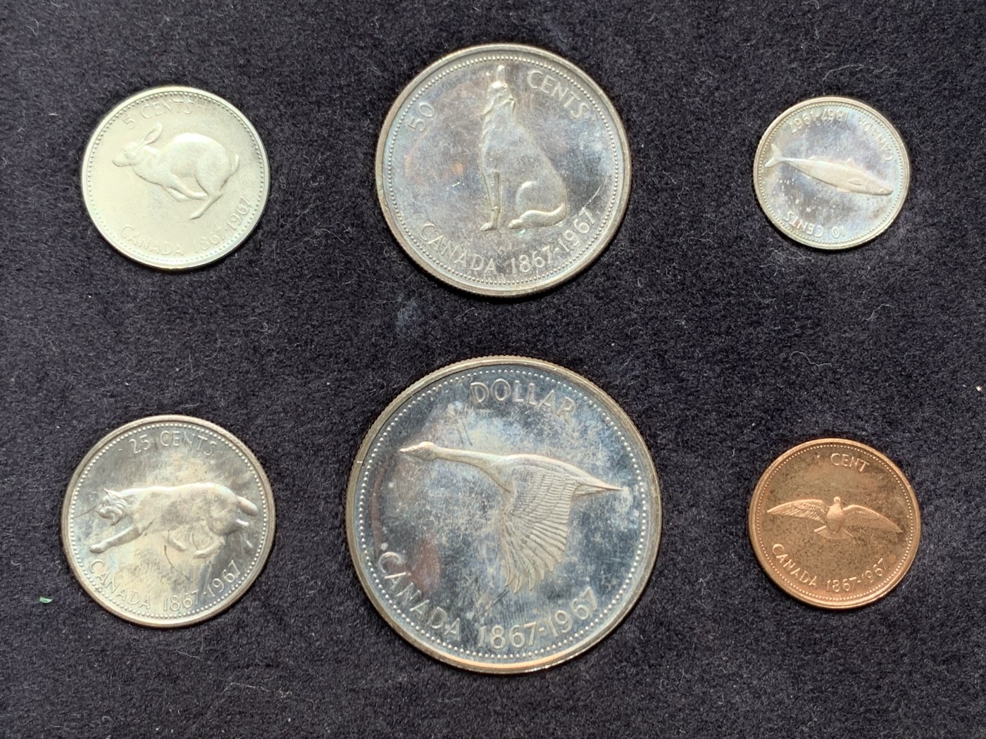 《竞宝斋》第260场-周日，周一，周二 3场连拍 (全场包邮) 加拿大1967年纪念建国100周年6枚套币，其中四枚银币，带原盒包装