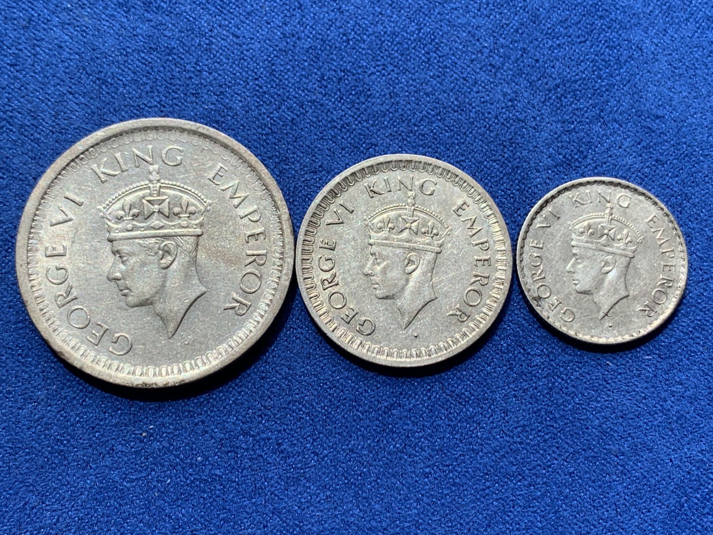 《竞宝斋》第260场-周日，周一，周二 3场连拍 (全场包邮) 3枚一组 印度乔六卢比 1卢比+1/2卢比+1/4卢比