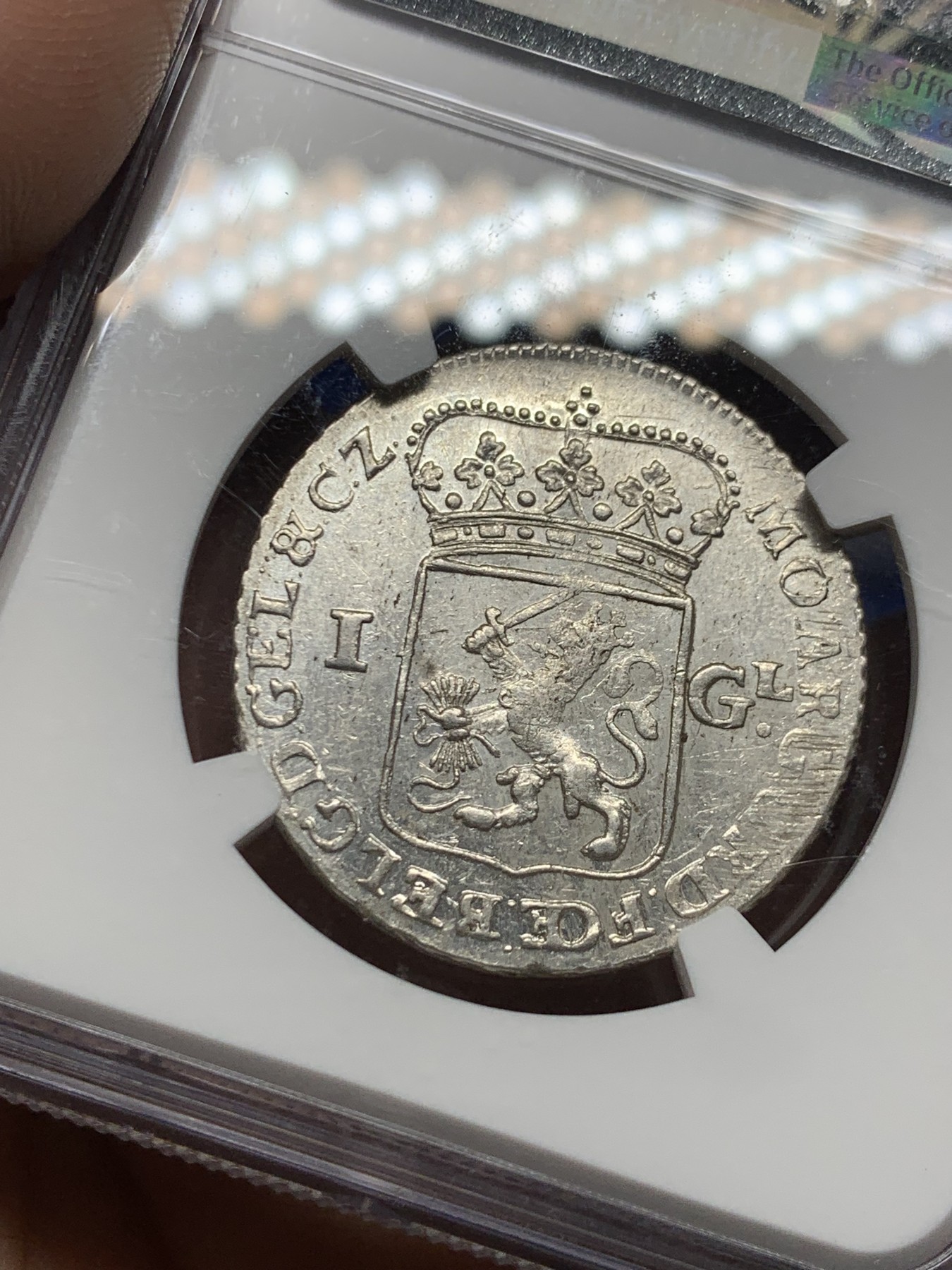 《竞宝斋》第260场-周日，周一，周二 3场连拍 (全场包邮) NGC A55 荷兰联省共和国1764年海尔德兰雅典娜1盾女神银币。站立的雅典娜女神，左手拄着罗马柱，右手持神杖 ，神杖上面盖着自由帽，非常漂亮，还有转光。