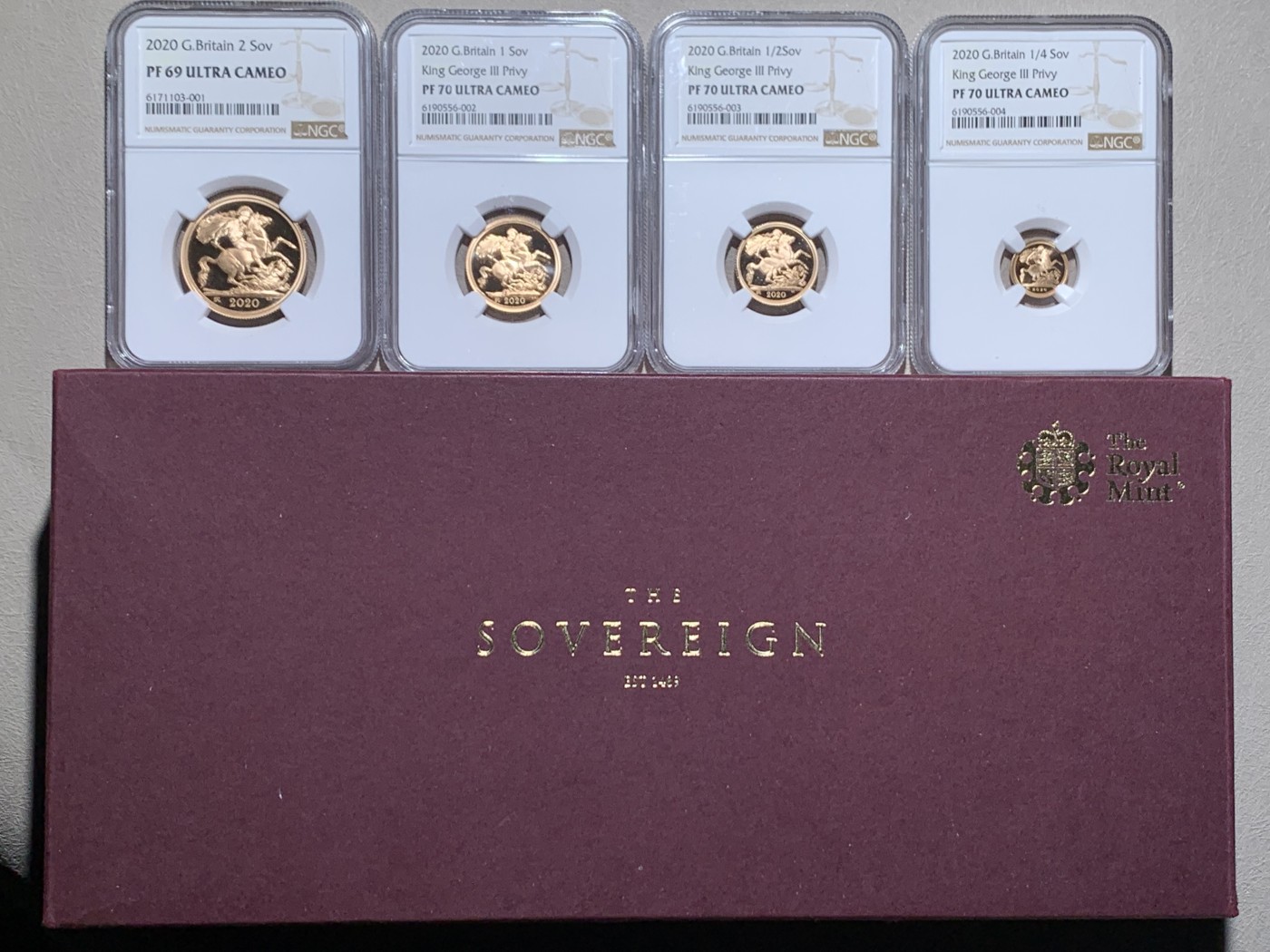 《竞宝斋》第260场-周日，周一，周二 3场连拍 (全场包邮) 4枚一套 NGC PF69-70 2020年英国乔三密印金马剑套装 带木质原盒 限量600套 总重近30克 917金 错过即无