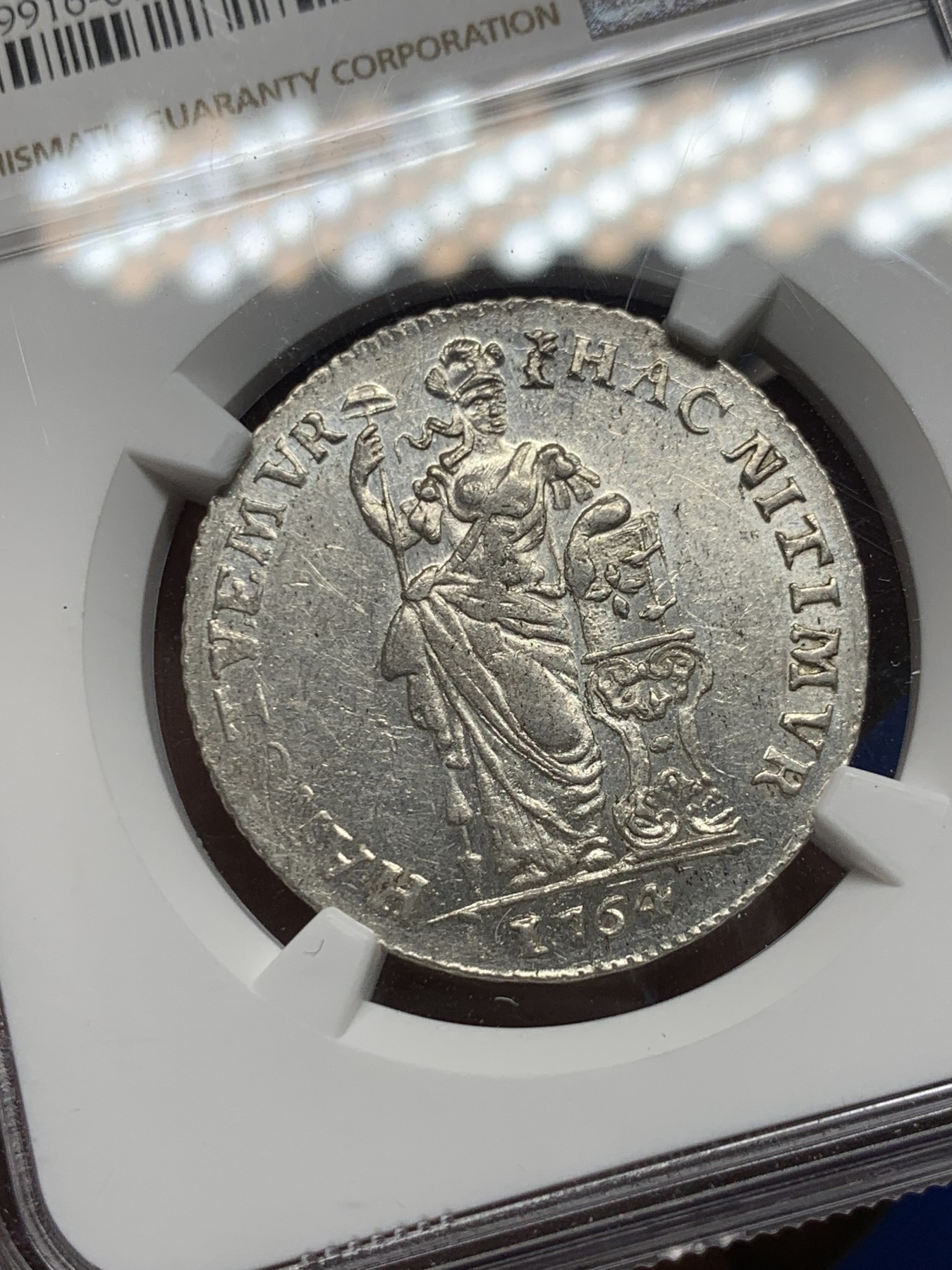 《竞宝斋》第260场-周日，周一，周二 3场连拍 (全场包邮) NGC A55 荷兰联省共和国1764年海尔德兰雅典娜1盾女神银币。站立的雅典娜女神，左手拄着罗马柱，右手持神杖 ，神杖上面盖着自由帽，非常漂亮，还有转光。