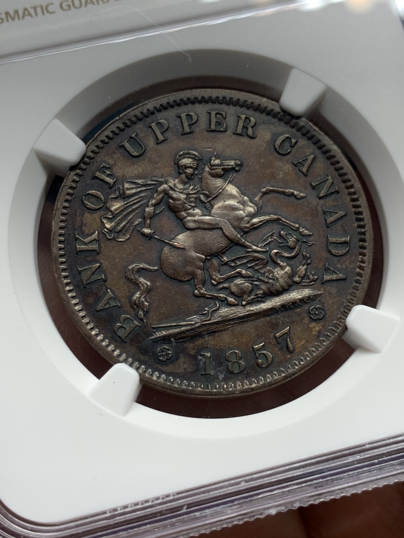 《竞宝斋》第260场-周日，周一，周二 3场连拍 (全场包邮) NGC AU55BN 加拿大 1857年 1便士 铜币 加拿大银行代币 （圣乔治屠龙筋币，浮雕完整，包浆醇厚）