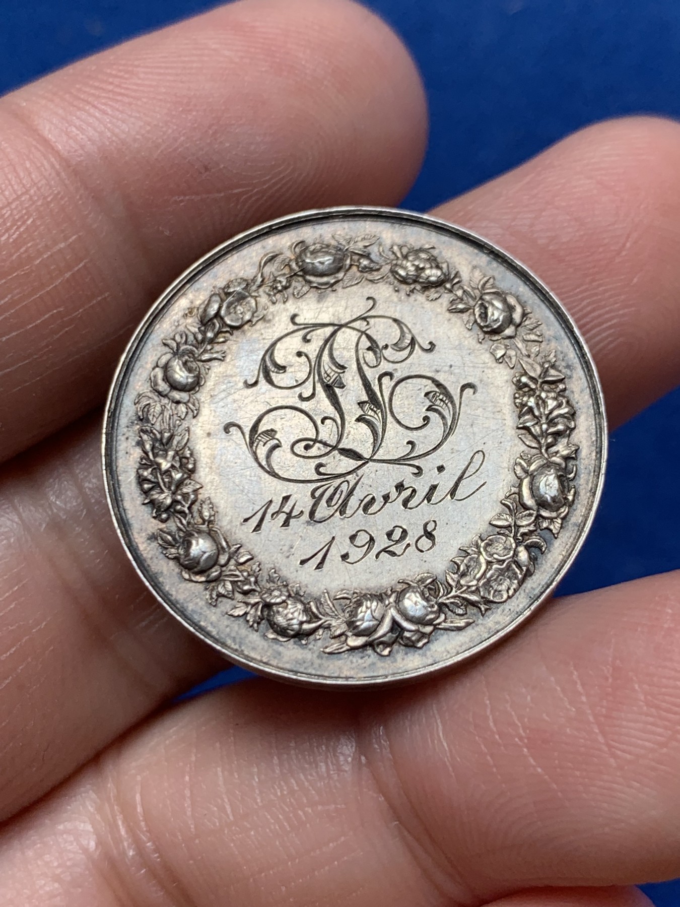 《竞宝斋》第260场-周日，周一，周二 3场连拍 (全场包邮) 法国1928结婚银章 花体手工刻字非常漂亮 11.6克 27.9mm