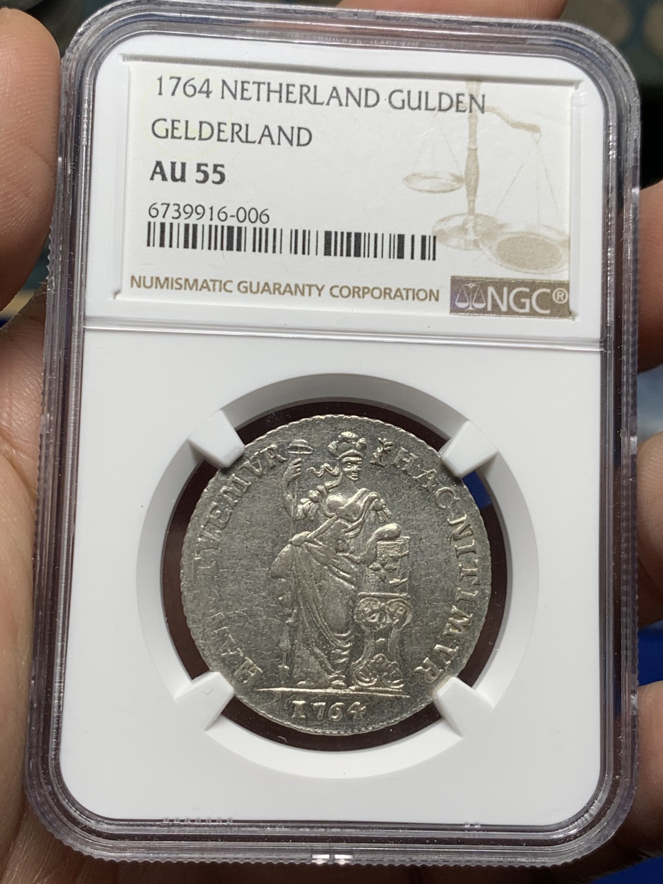 《竞宝斋》第260场-周日，周一，周二 3场连拍 (全场包邮) NGC A55 荷兰联省共和国1764年海尔德兰雅典娜1盾女神银币。站立的雅典娜女神，左手拄着罗马柱，右手持神杖 ，神杖上面盖着自由帽，非常漂亮，还有转光。