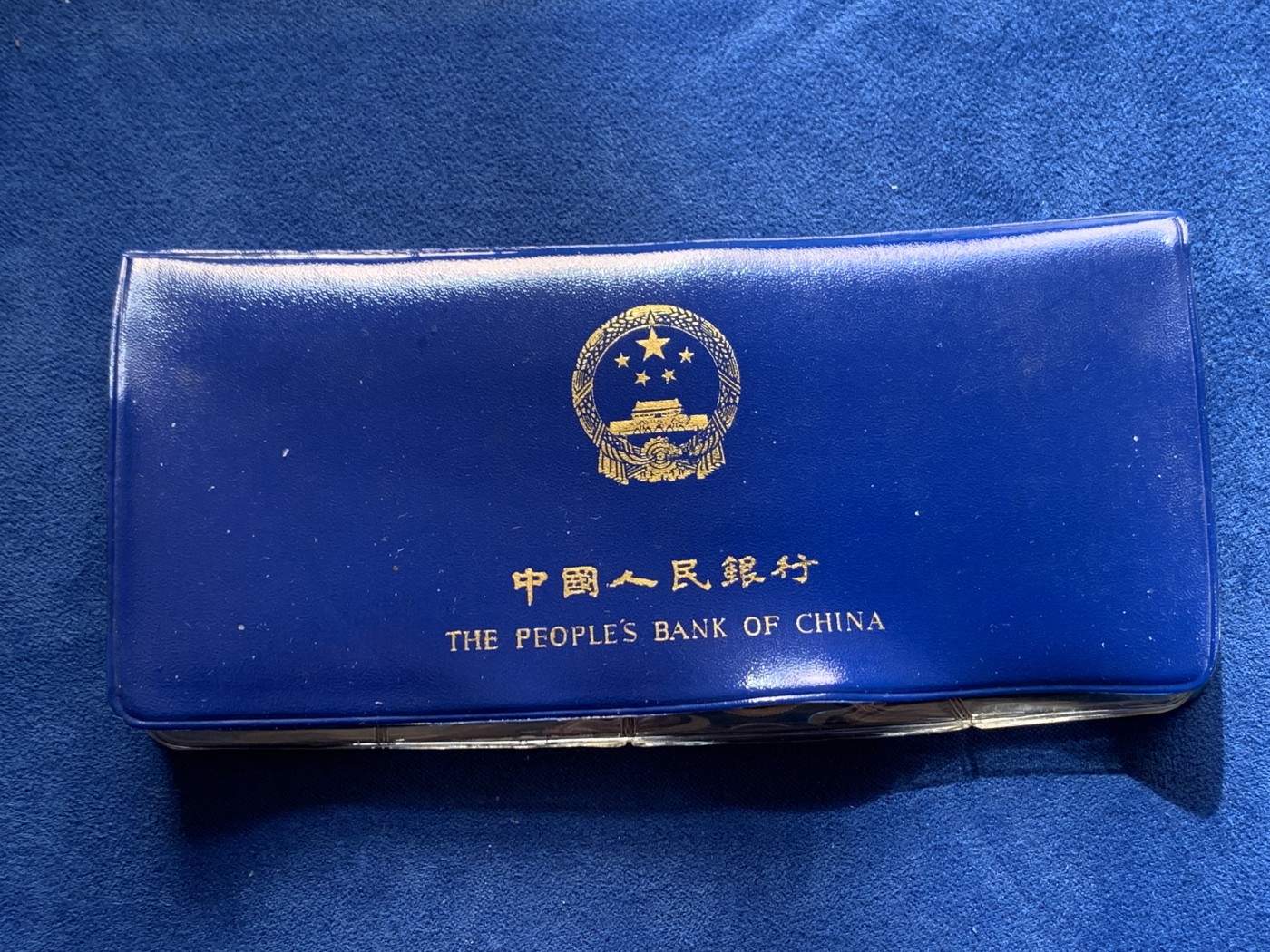 《竞宝斋》第260场-周日，周一，周二 3场连拍 (全场包邮) 7枚一组 中国1980长城币套装 上海造币厂 蓝色原厂塑胶套装 分至圓面值 附資料卡 内页轻微磨损整体完好 细节见图
