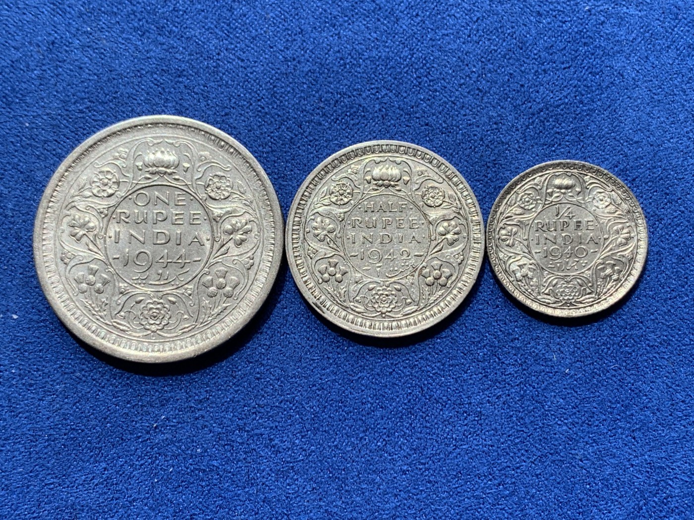 《竞宝斋》第260场-周日，周一，周二 3场连拍 (全场包邮) 3枚一组 印度乔六卢比 1卢比+1/2卢比+1/4卢比