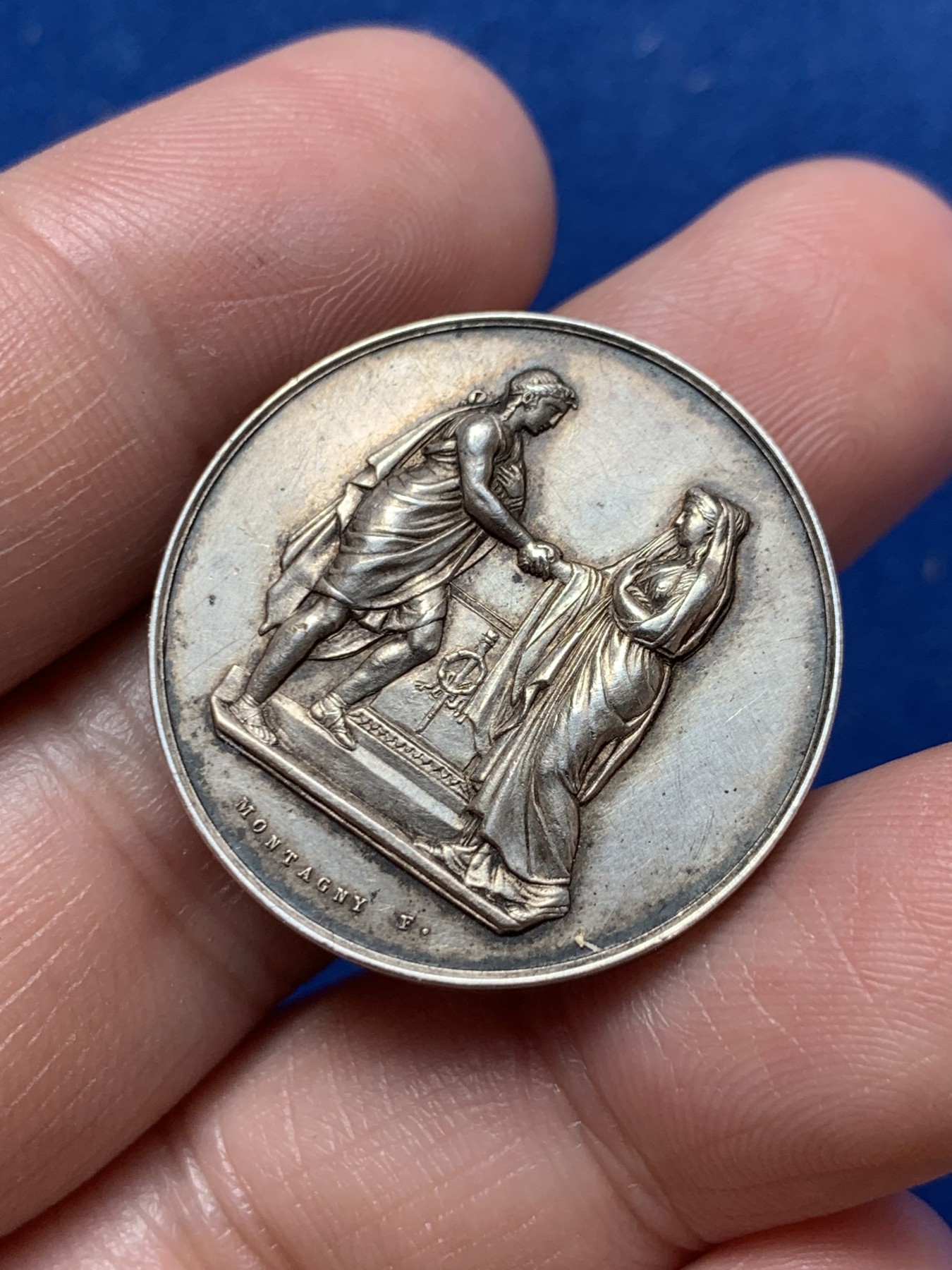 《竞宝斋》第260场-周日，周一，周二 3场连拍 (全场包邮) 法国1928结婚银章 花体手工刻字非常漂亮 11.6克 27.9mm