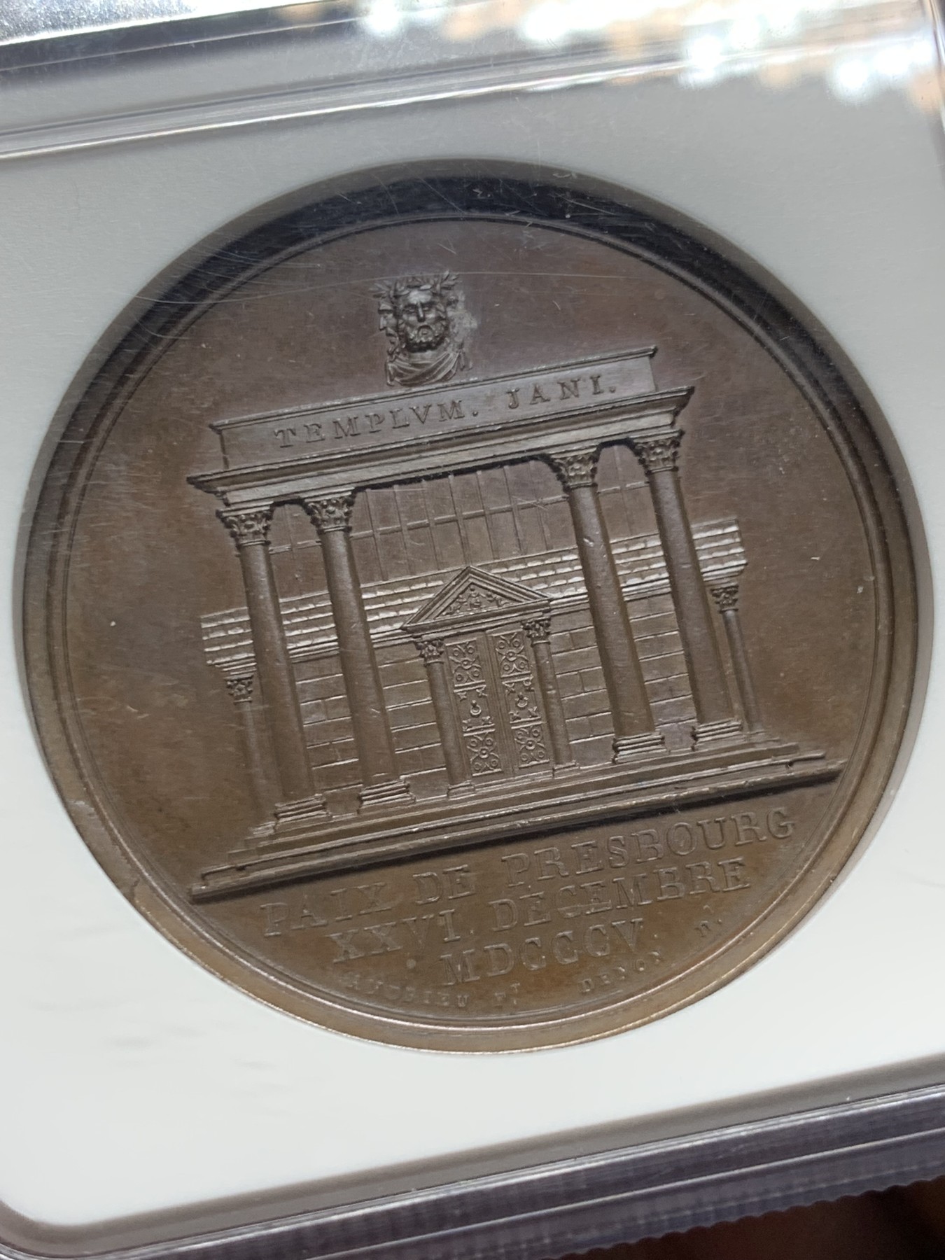 《竞宝斋》第260场-周日，周一，周二 3场连拍 (全场包邮) NGC MS66BN  法国 拿破仑 普雷斯堡和平纪念大铜章 加厚盒子 巧克力包浆 66分差不多是铜章的顶级分数了