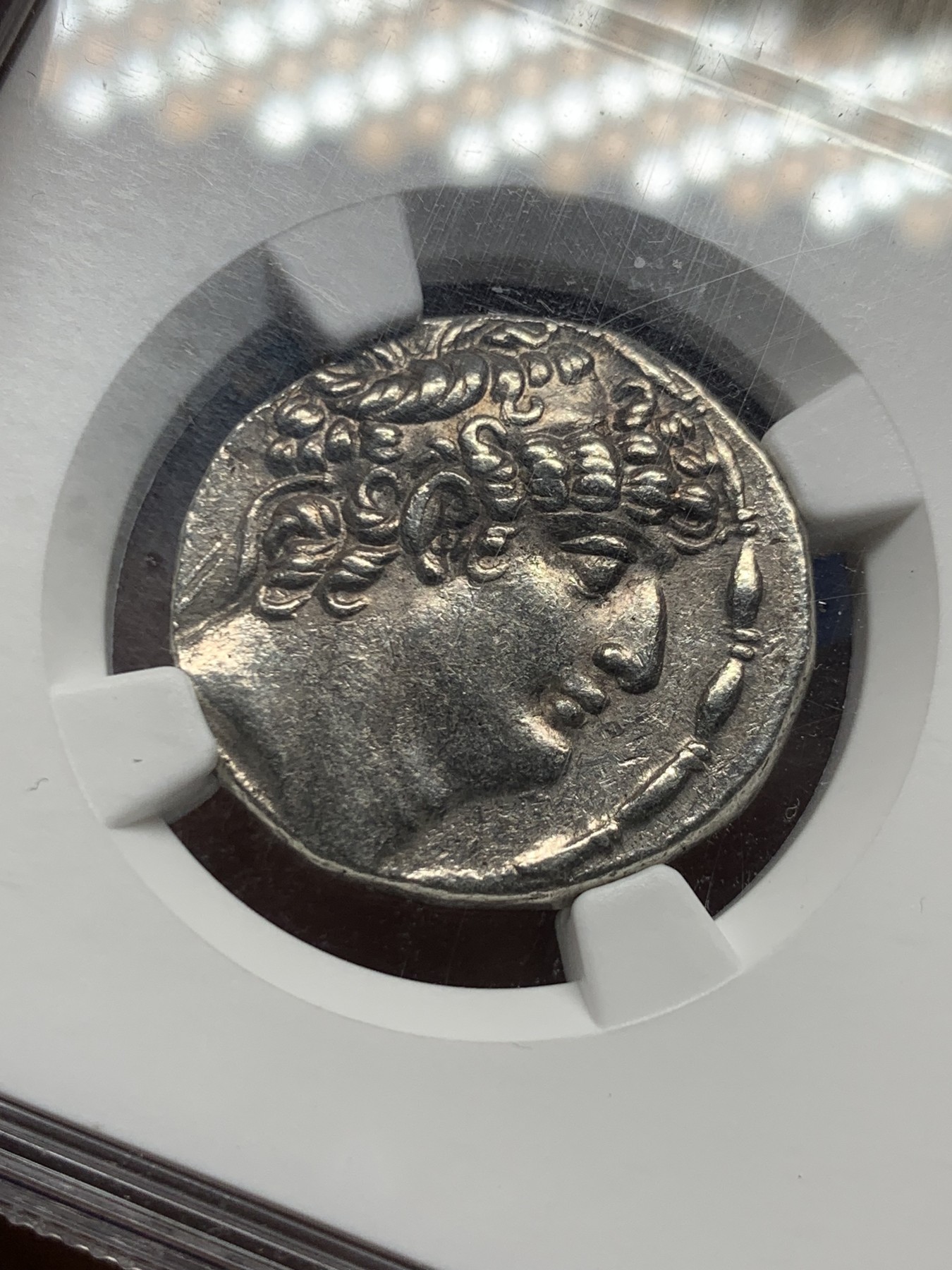 《竞宝斋》第260场-周日，周一，周二 3场连拍 (全场包邮) NGC 古典币评级 AU 古希腊塞琉古帝国腓力一世宙斯站像四德拉克马大银币 17克左右的大规格 打制清晰 高点无磨损 细节见图