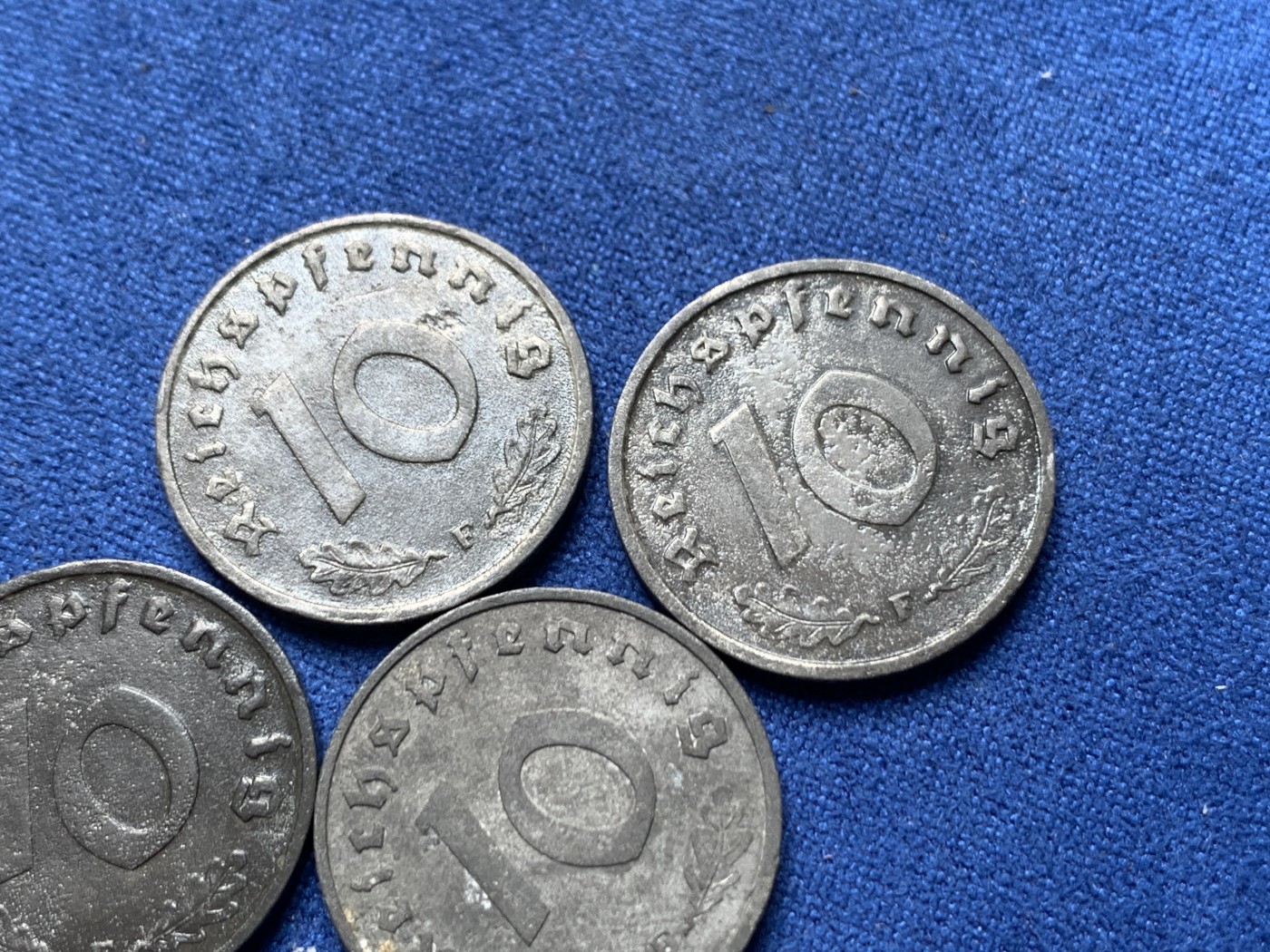 《竞宝斋》第260场-周日，周一，周二 3场连拍 (全场包邮) 4枚一组 德国二战后盟军占领1945年10芬妮拔毛鹰锌币 其中3枚看着像有漆 细节见图