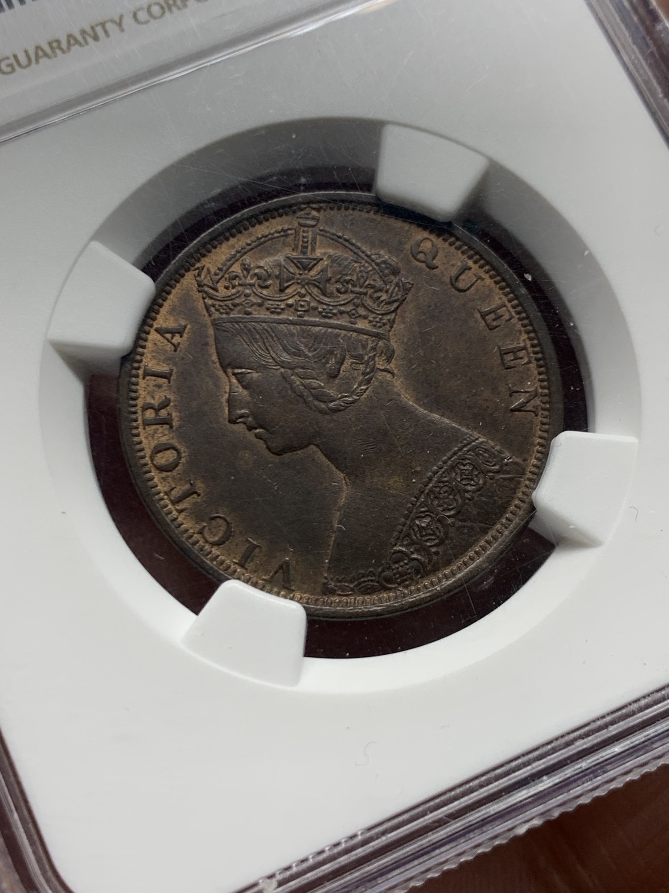 《竞宝斋》第260场-周日，周一，周二 3场连拍 (全场包邮) NGC MS62BN 香港 1900H 维多利亚女王哥特像 一仙大铜币 巧克力包浆 状态不错