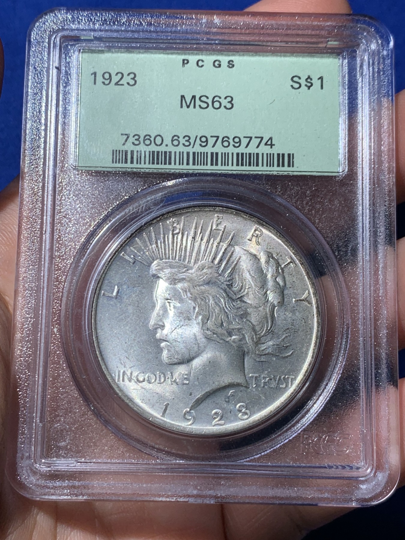 《竞宝斋》第260场-周日，周一，周二 3场连拍 (全场包邮) PCGS MS63 美国1923年和平银元P版经典老绿盒，背面原味老包浆，币面清爽干净又漂亮，经典老绿盒严评无官网图，距今有30年左右的历史，盒子本身就是收藏品。