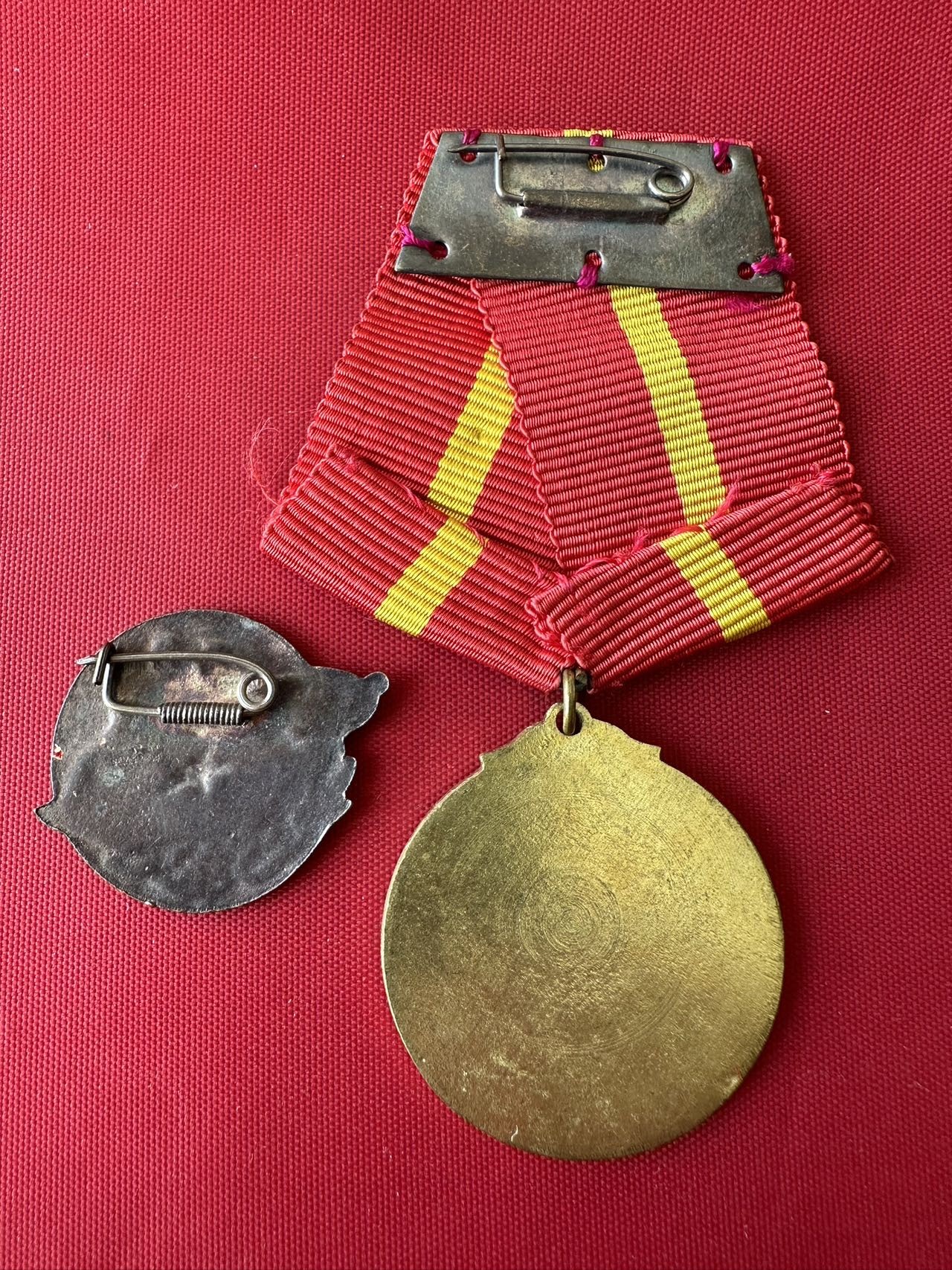 徽章实时专场 抗美援越两枚