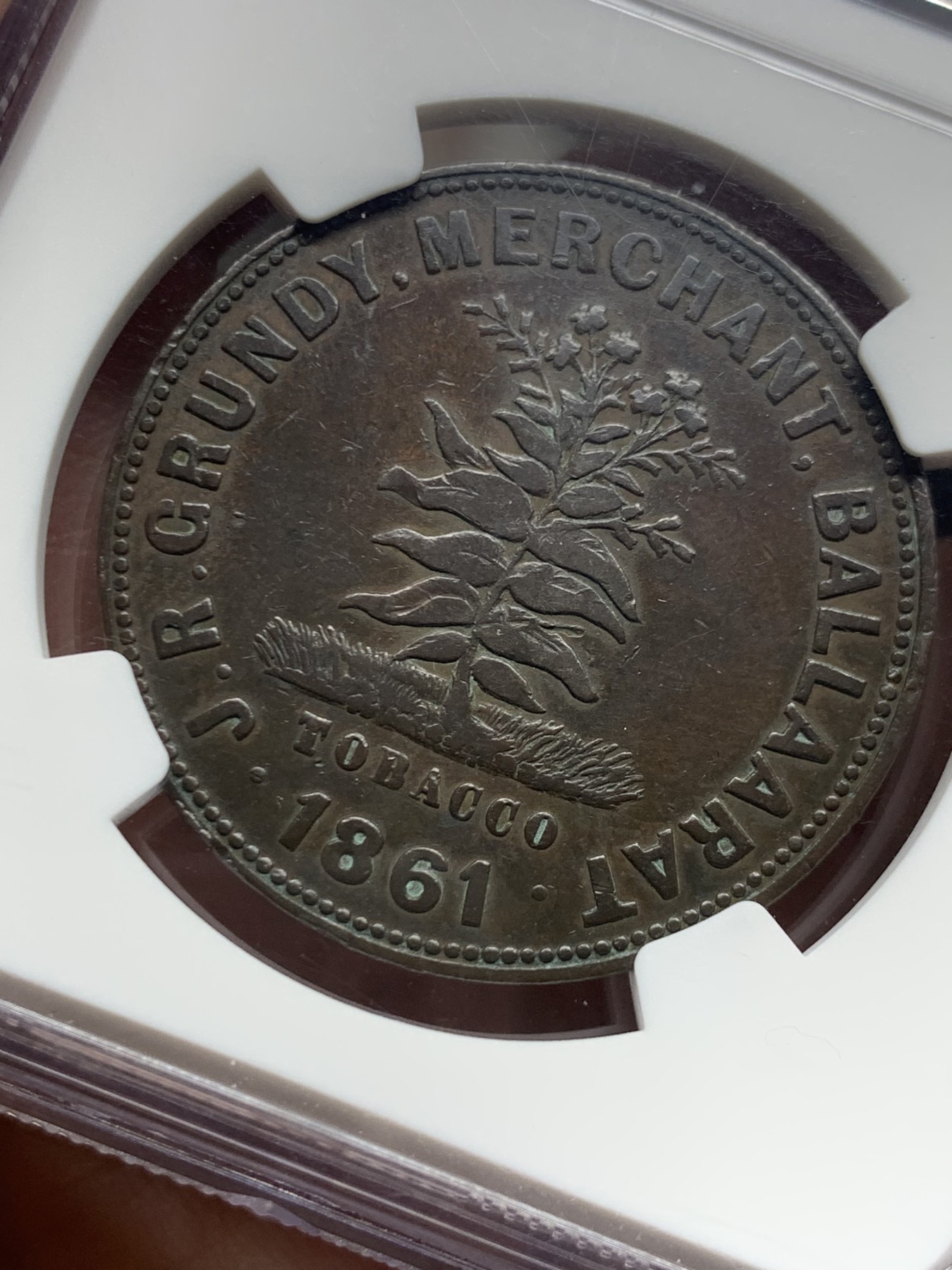 《竞宝斋》第260场-周日，周一，周二 3场连拍 (全场包邮) NGC VFD 英属澳大利亚烟草1便士代币 由伯明翰 Heaton & Sons 铸造。由巴拉瑞特烟草商人 JR 格伦迪 (JR Grundy) 发行，1861 年。约翰·R·格伦迪 (John R. Grundy) 于 1855 年 1 月抵达墨尔本。1856 年，他在巴拉瑞特开设了一家烟草店，是该镇的主要烟草店。极其稀少的代币