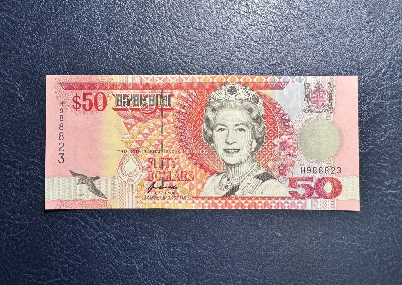 收藏联盟Quantum Auction 第340期拍卖  斐济群岛1996年50元初版  品相全新UNC 号码无47且为888豹子号身 该版最大面值 初版用色更深