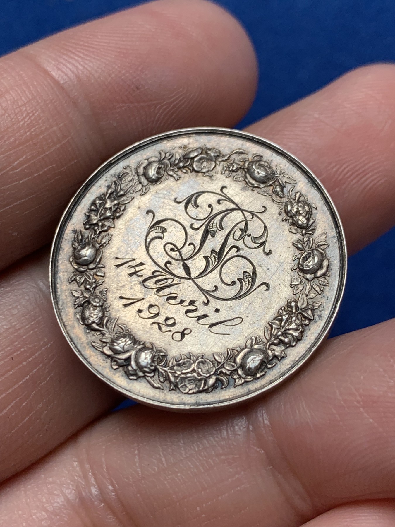 《竞宝斋》第260场-周日，周一，周二 3场连拍 (全场包邮) 法国1928结婚银章 花体手工刻字非常漂亮 11.6克 27.9mm