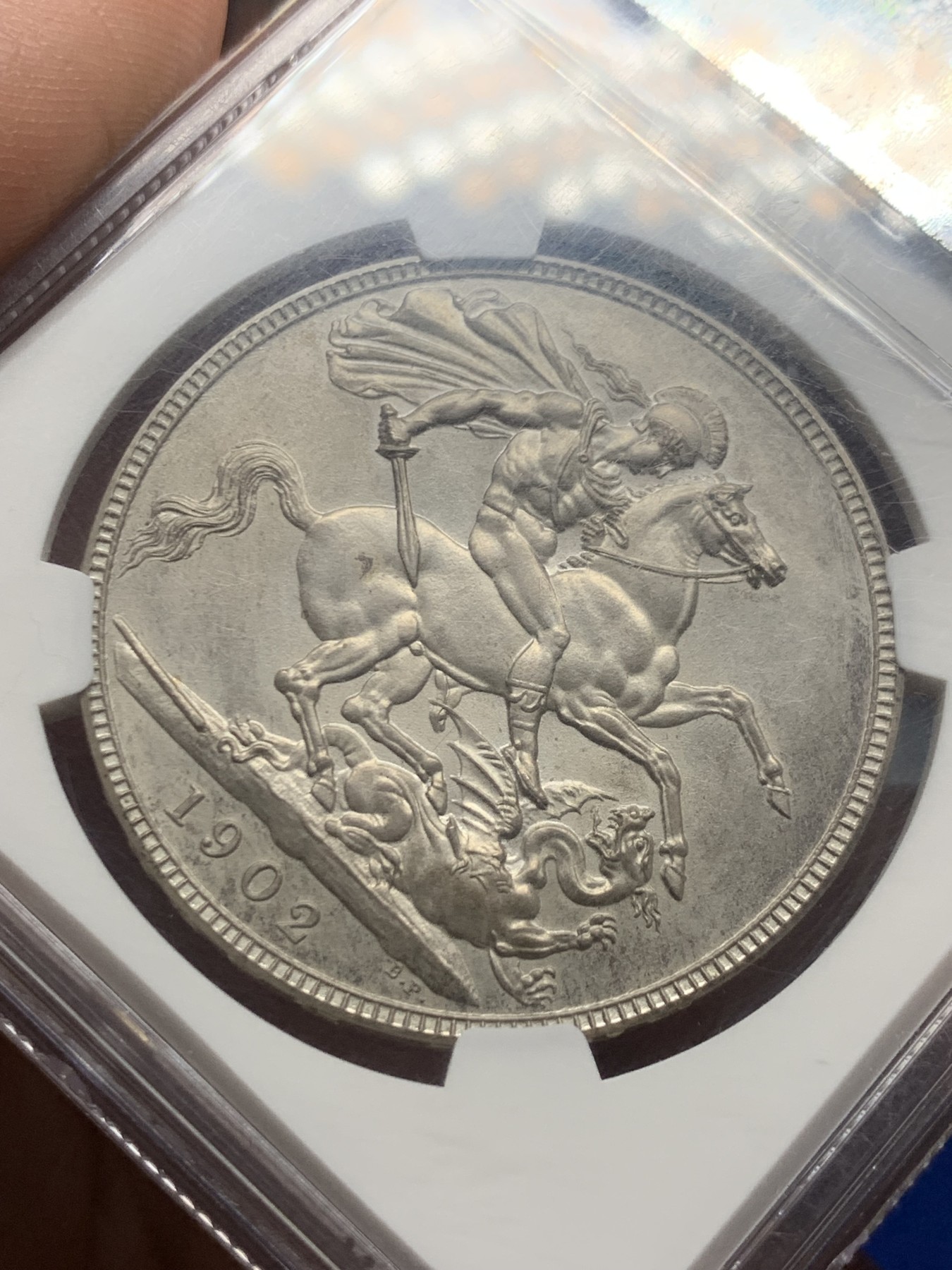 《竞宝斋》第260场-周日，周一，周二 3场连拍 (全场包邮) NGC PF63 英国1902年爱德华七世精制马剑克朗银币 香榧色英伦百年怡人包浆 盒子有轻微划痕 无碍观瞻